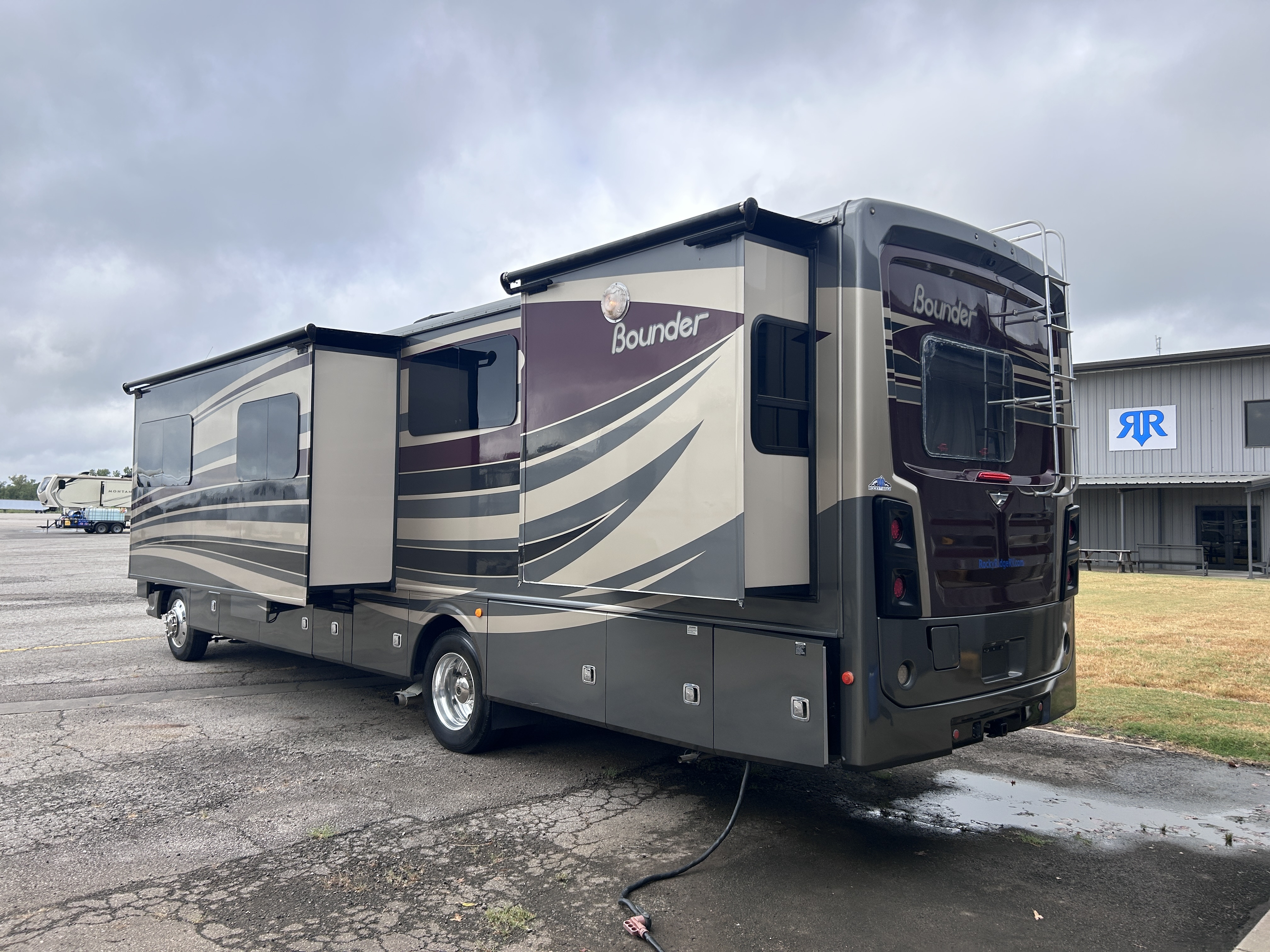2017 Fleetwood Bounder 36Y - Image 6