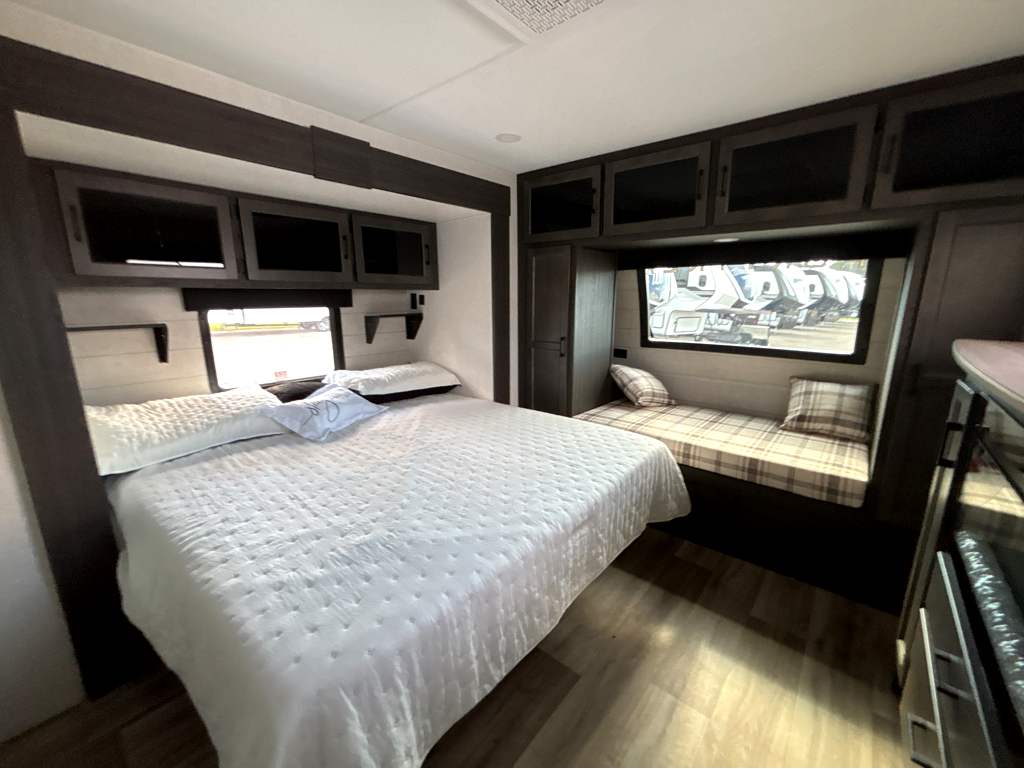 2026 VENTURE RV SPORTTREK 302VRD - Image 22