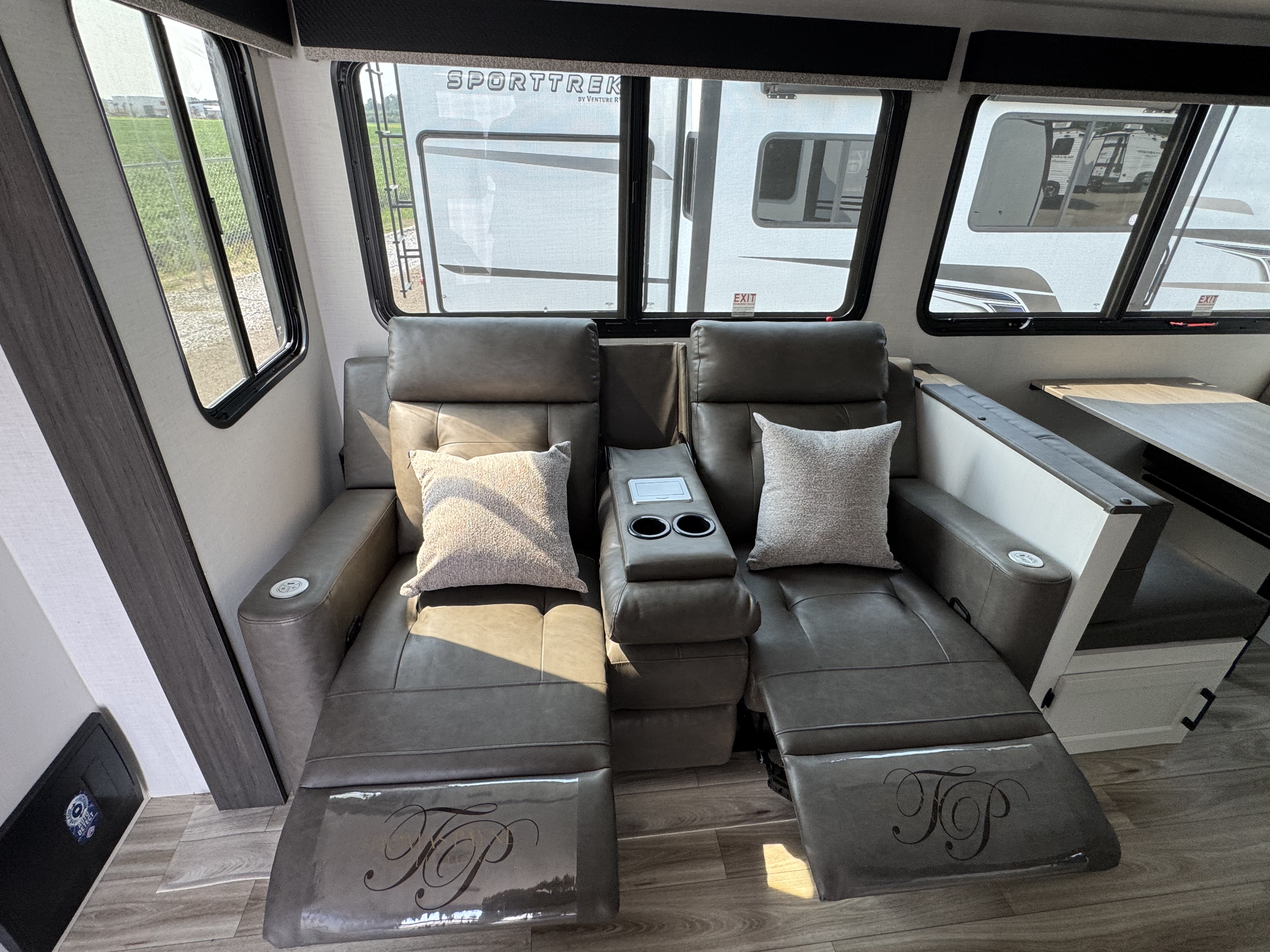2027 VENTURE RV SPORTTREK 292VRB - Image 19