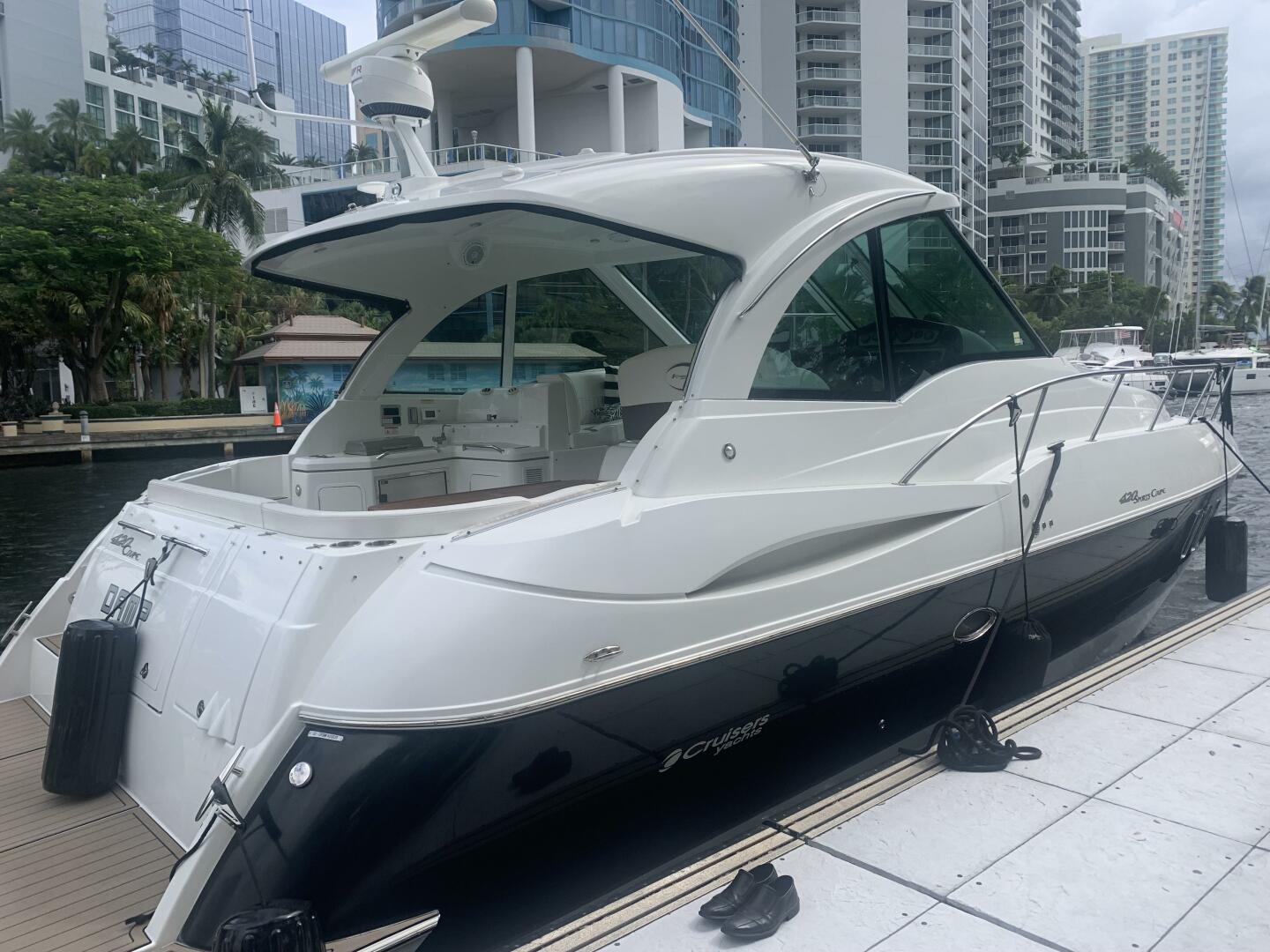 2011 Cruisers Yachts 420 Sports Coupe - Image 8