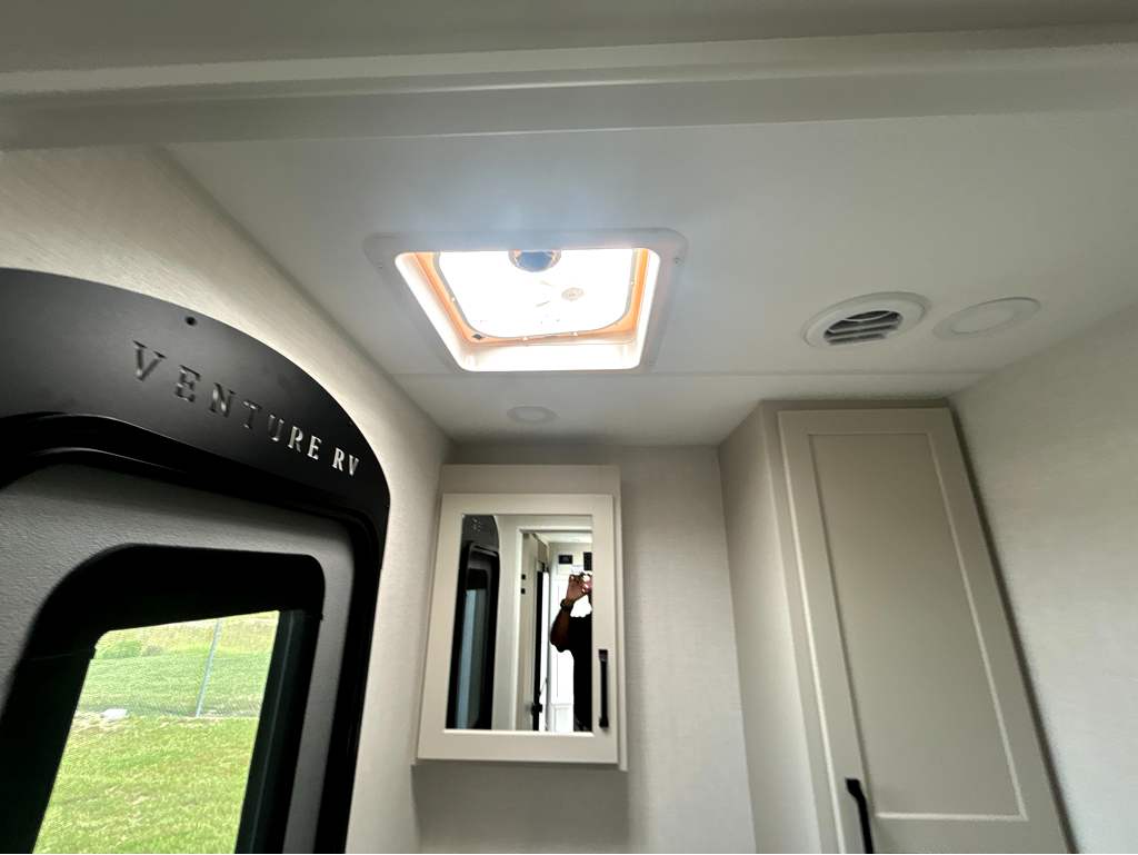 2027 VENTURE RV SPORTTREK 333VIK - Image 28
