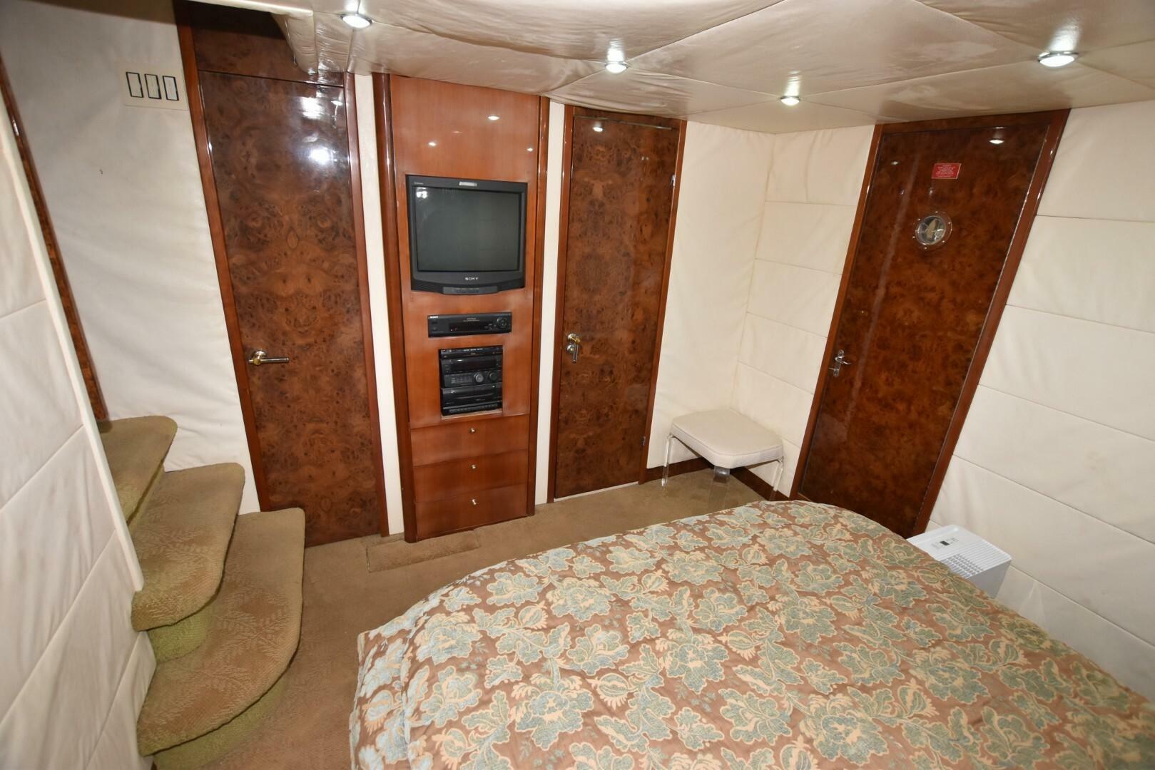 1998 Hatteras 74 Sportdeck - Image 27