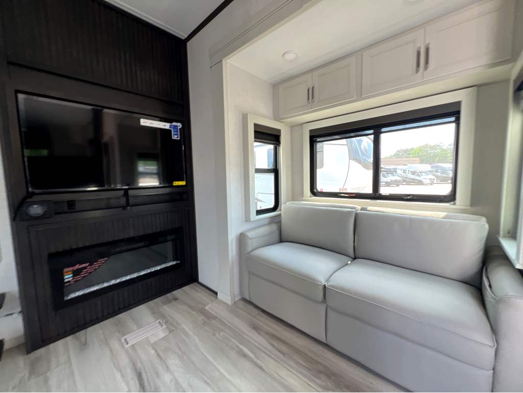 2025 Keystone ALPINE 3820FK - Image 8