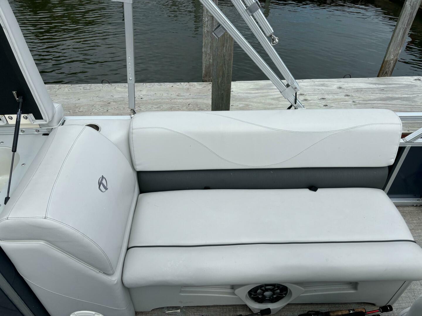 2022 Tahoe GT2585 Center Console Fishing Tritoon Base - Image 13