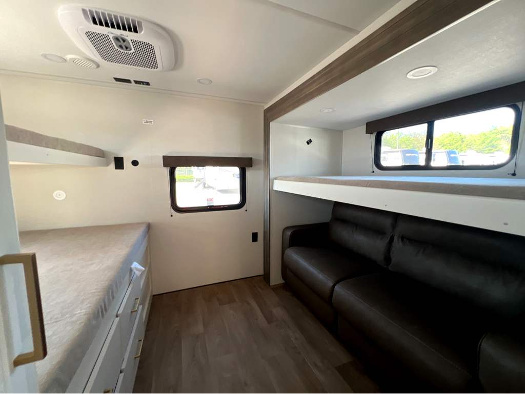 2027 GRAND DESIGN TRANSCEND 335BHT - Image 18