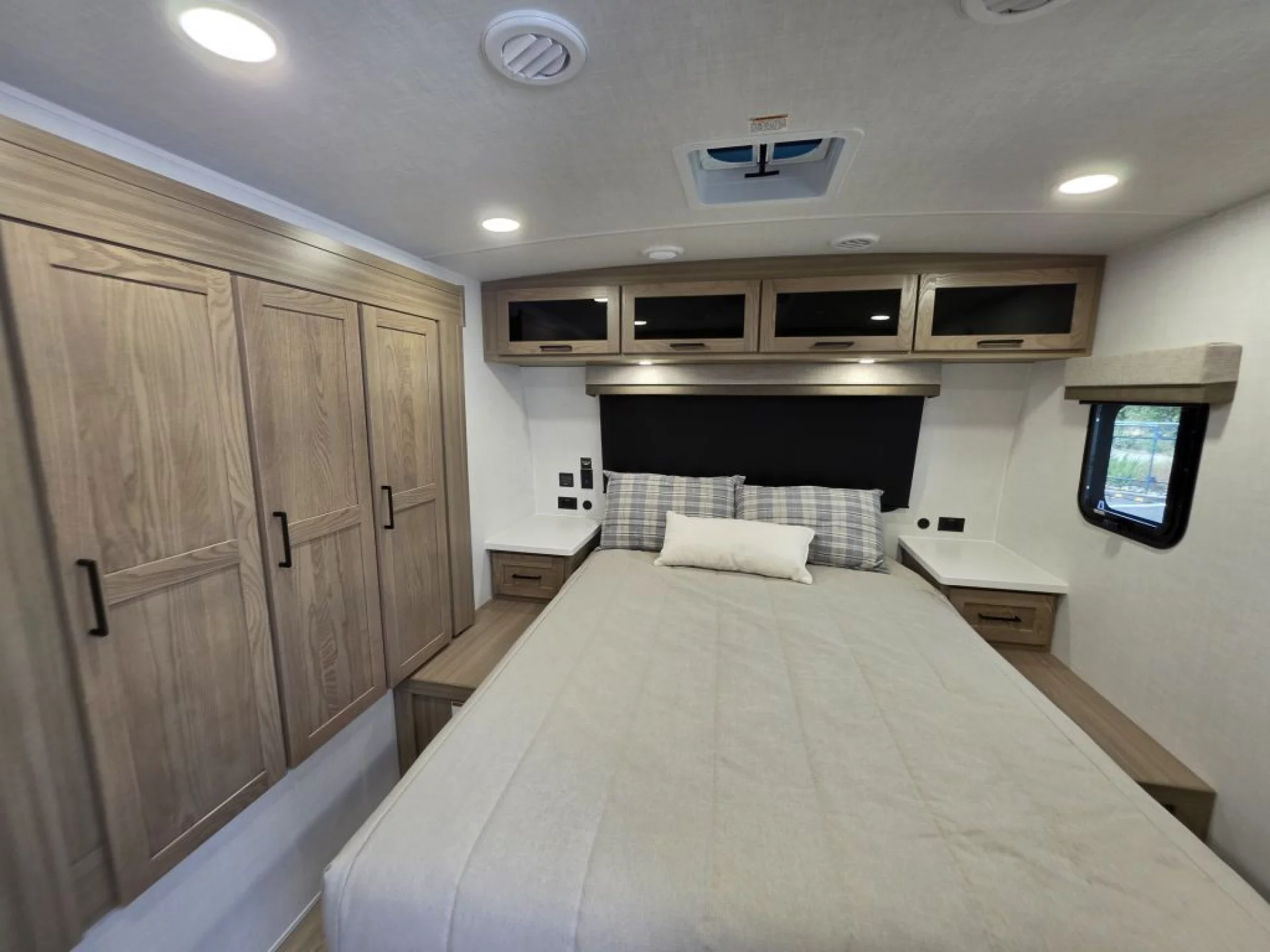 2027 FOREST RIVER ROCKWOOD ULTRA LITE 2618RD - Image 16