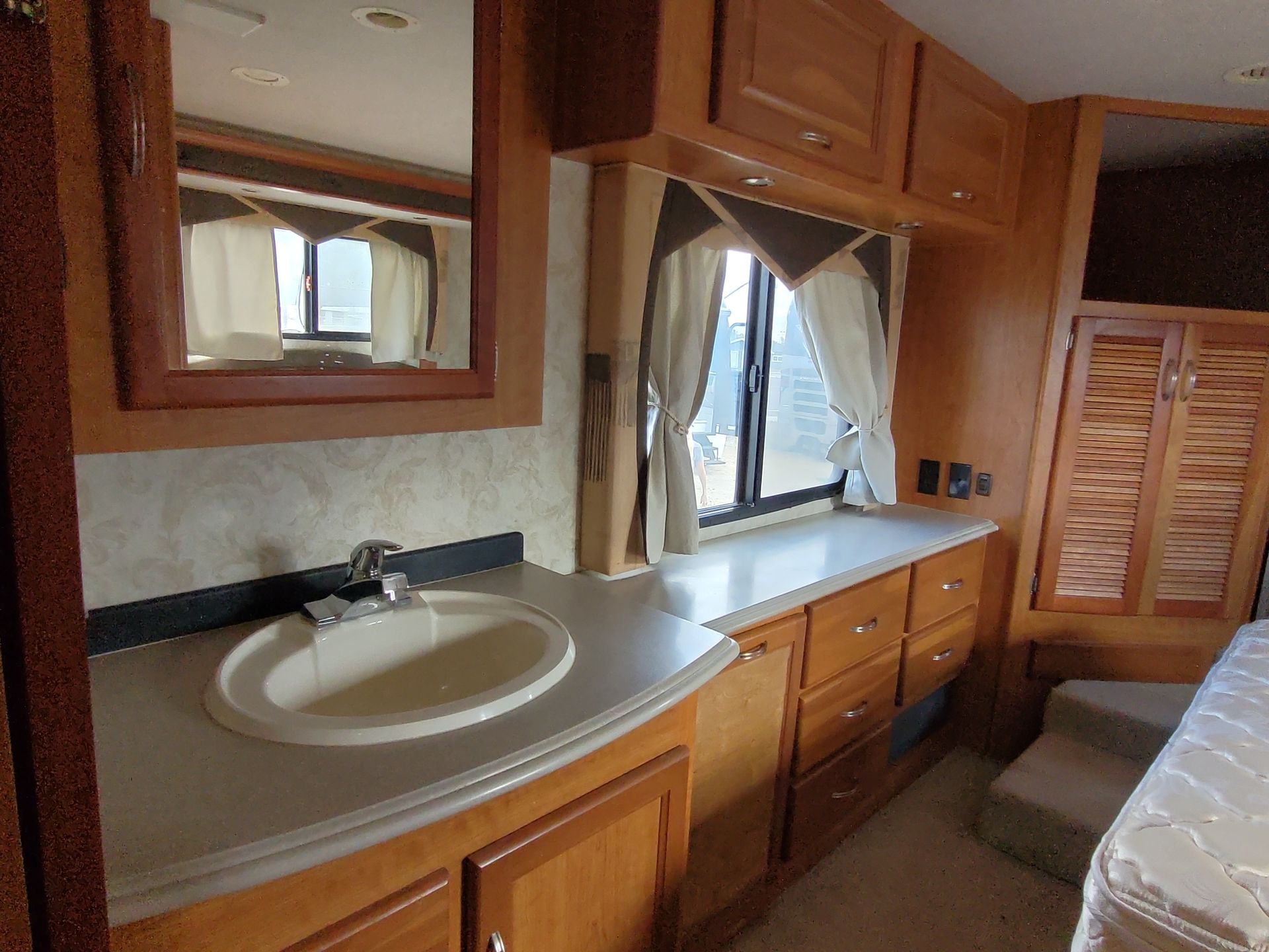 2005 National Tropical 396LX - Image 24