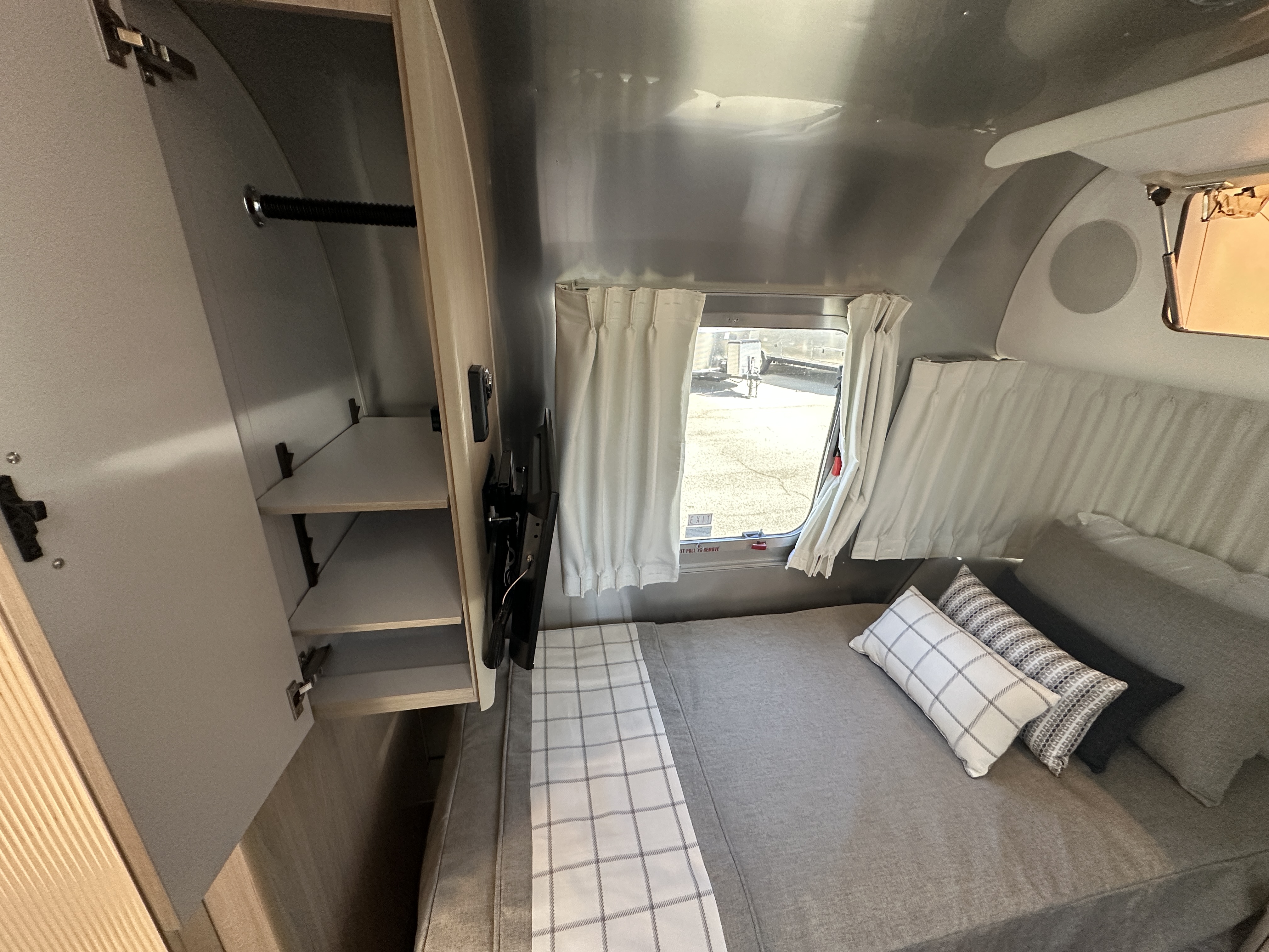 2026 Airstream Globetrotter 27FB Twin - Image 19