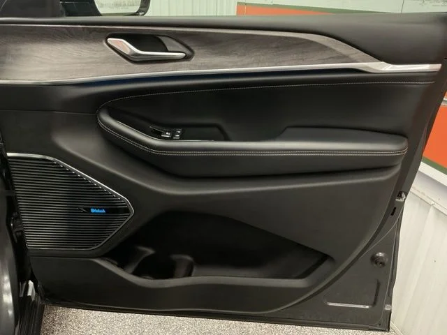 2022 Jeep Grand-Cherokee-L Laredo Altitude 4x4 - Image 20
