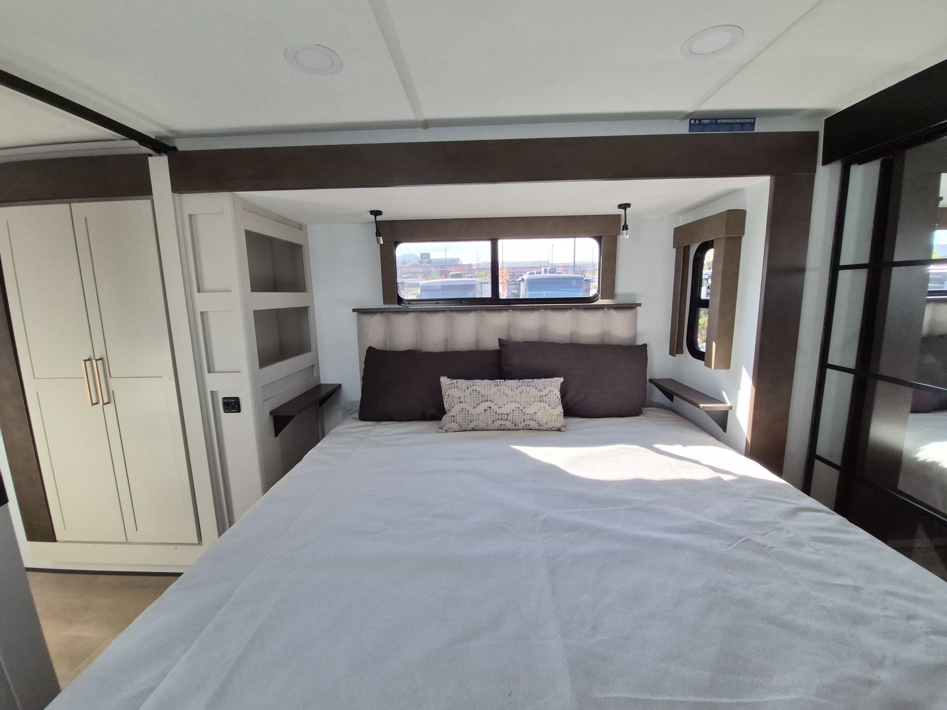 2027 Alliance RV Paradigm 340RL - Image 27