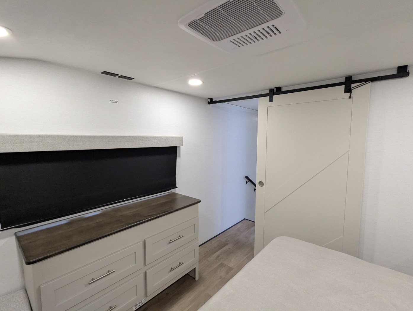 2027 Alliance RV Avenue 32RLS - Image 16