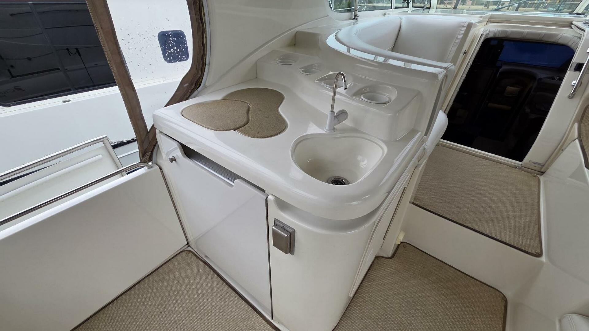 2000 Cruisers Yachts 4450 Express Motor Yacht - Image 15