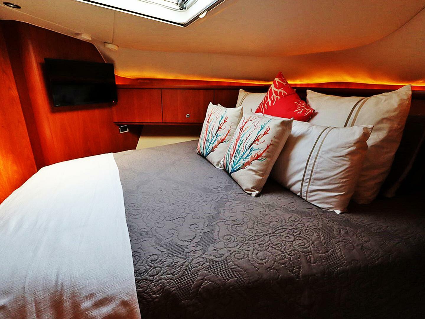 2009 Tiara Yachts Sovran 4300 Base - Image 21
