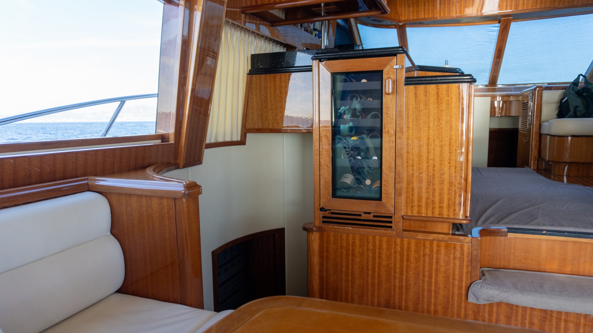 2012 McKinna 69 Skylounge - Image 8