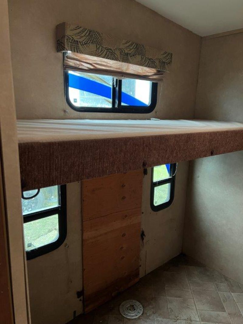 2012 Forest River Wildcat eXtraLite 312BHX - Image 6