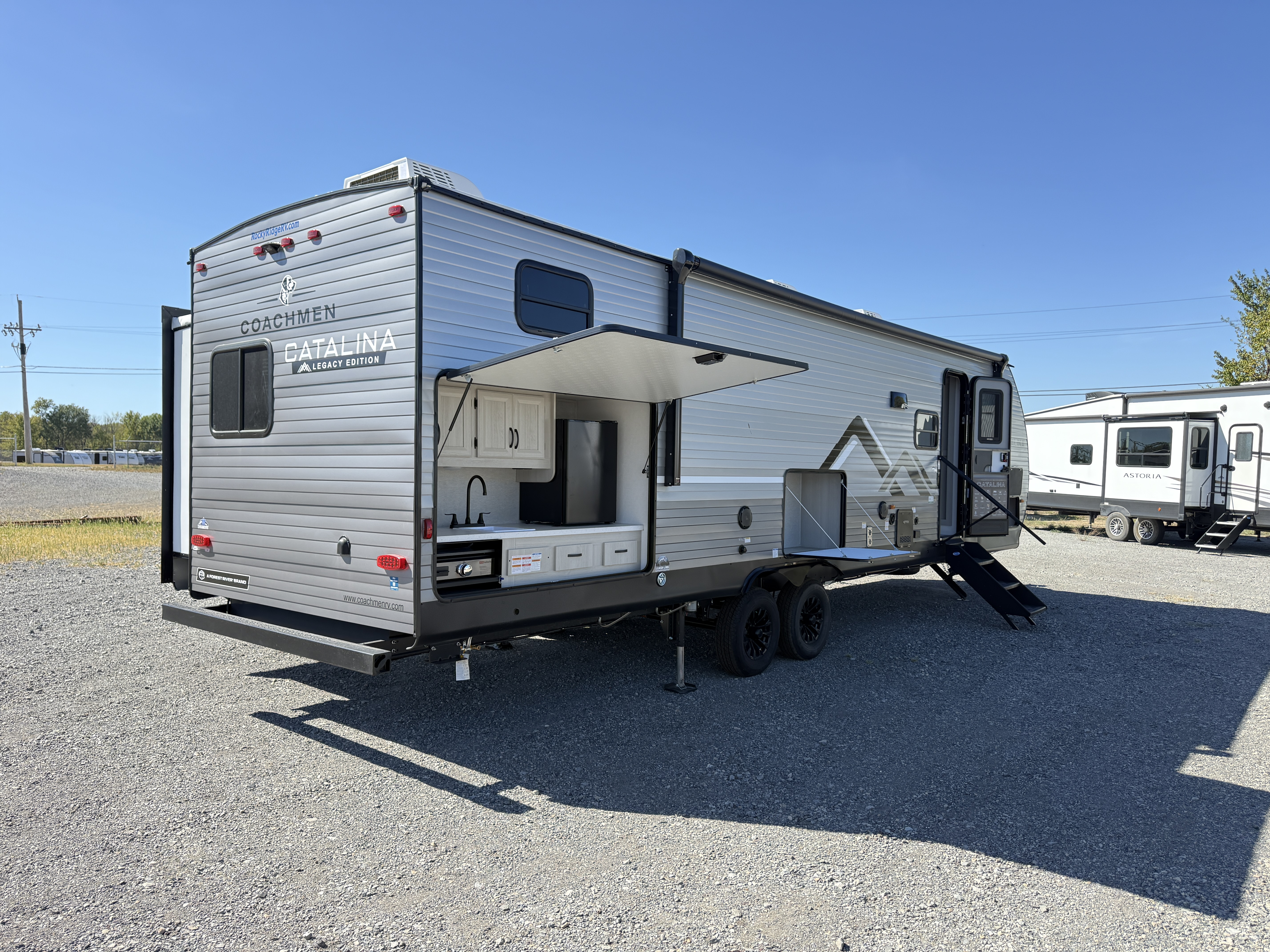 2027 Coachmen Catalina Legacy Edition 323BHDSCK - Image 7