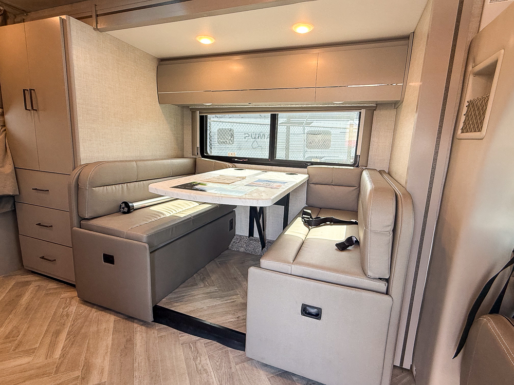 2025 THOR MOTORCOACH 24TT - Image 41