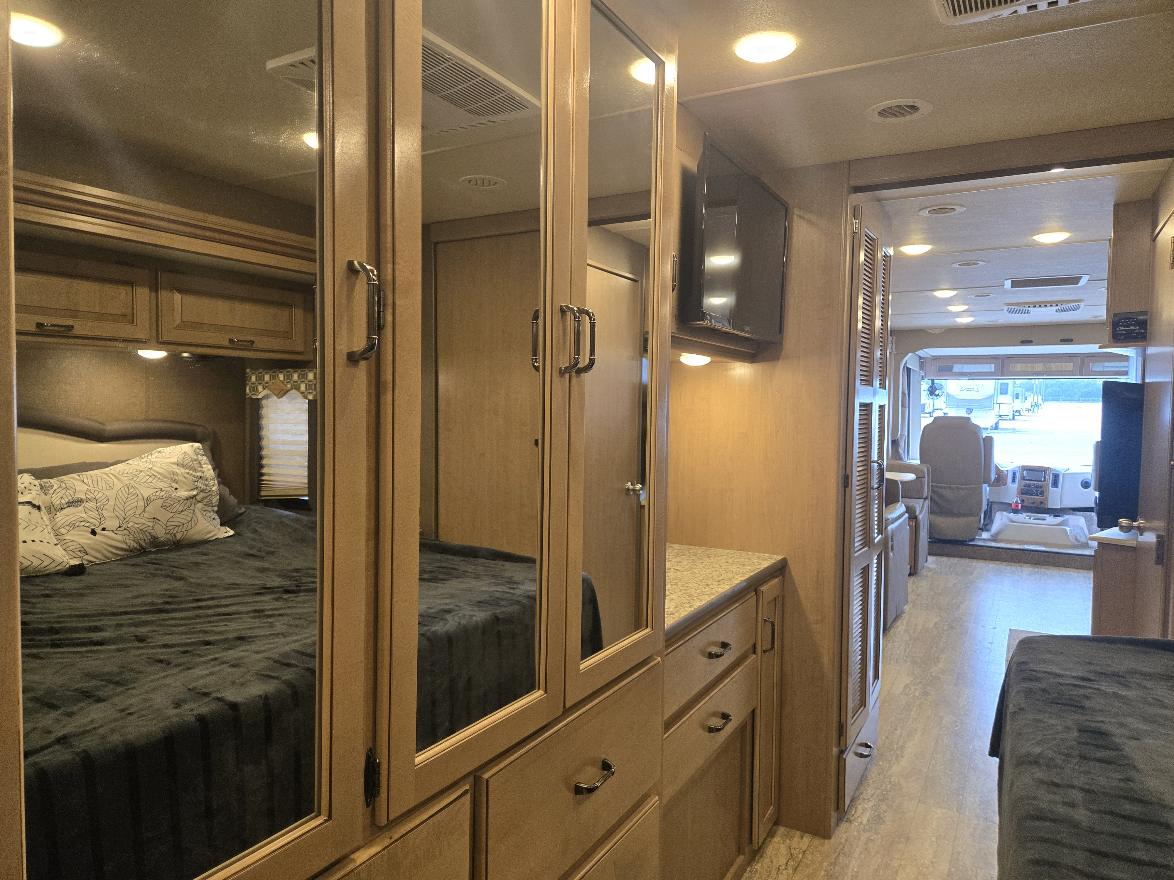 2018 Thor Motor Coach Hurricane 35M - Image 18