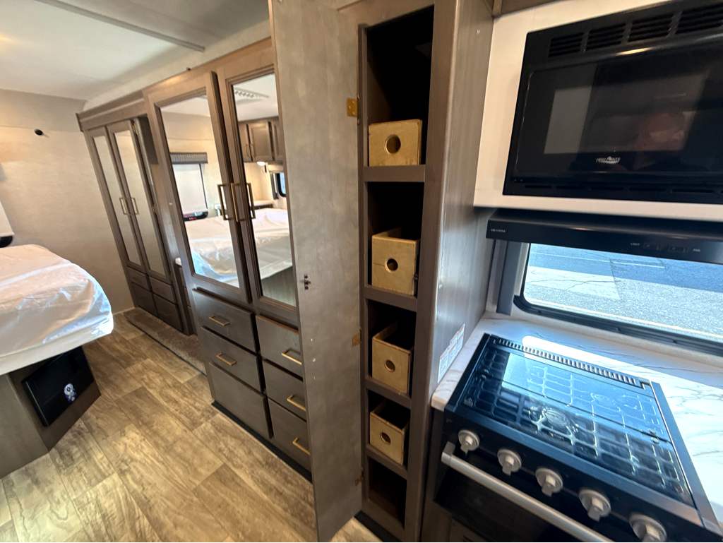 2024 THOR MOTOR COACH CHATEAU 31WV - Image 25