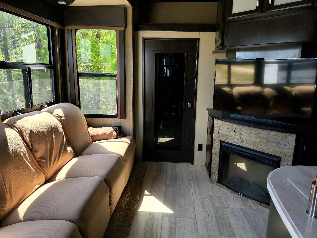 2017 GRAND DESIGN MOMENTUM 350 - Image 9
