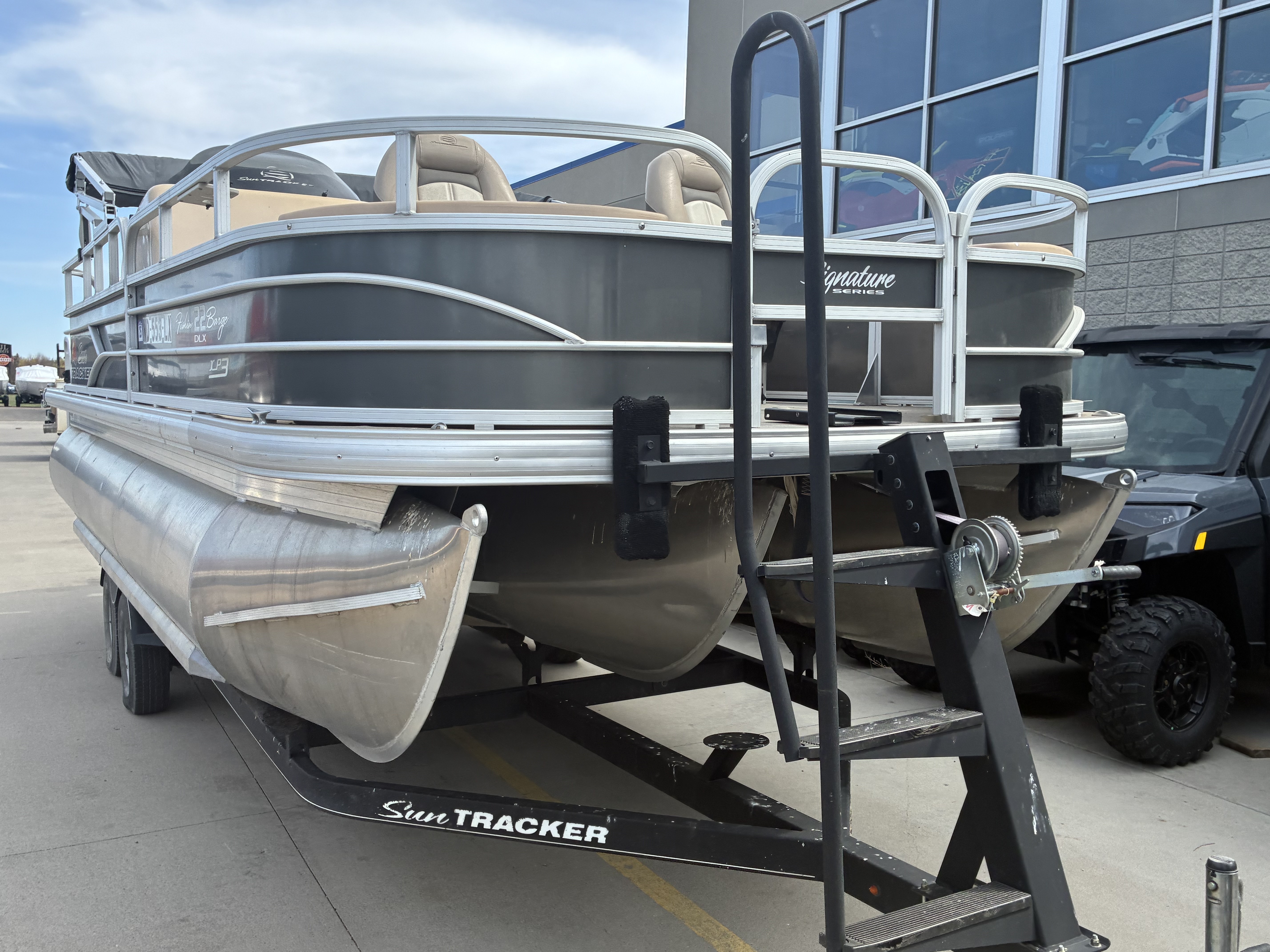 Suntracker Fishing Barge 22 XP3 - Image 3