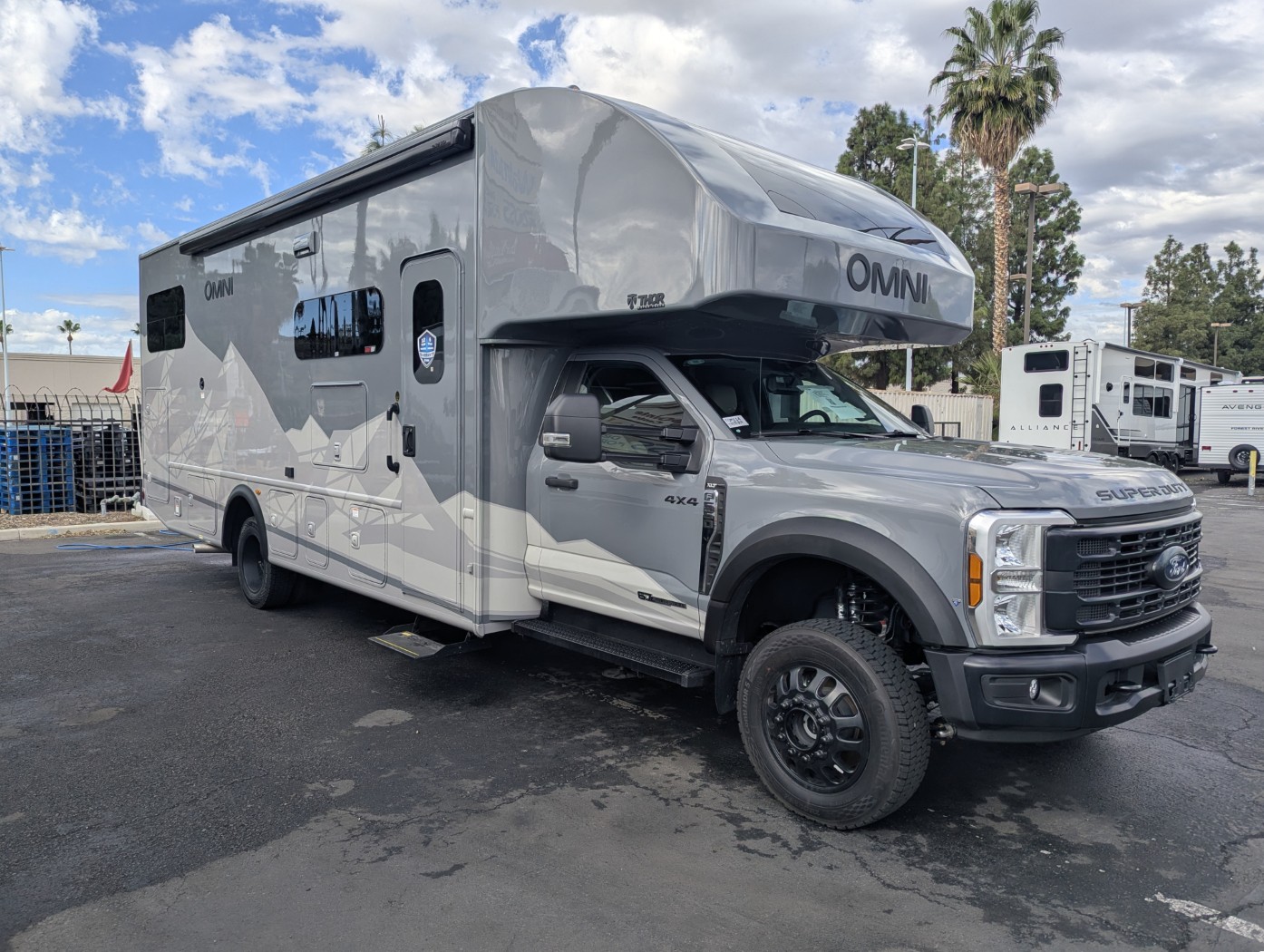 2027 Thor Motor Coach Omni Z30 - Image 1