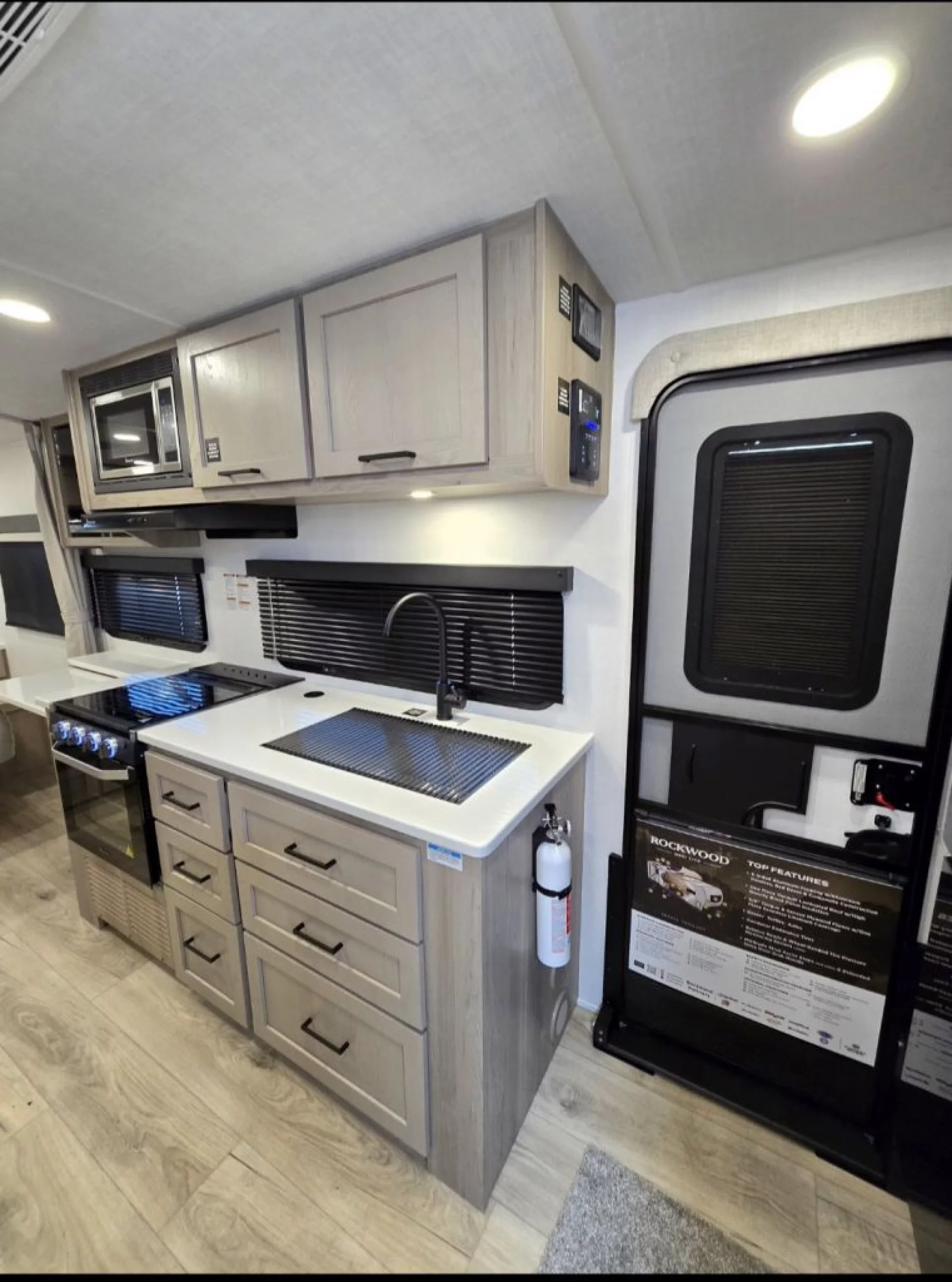 2026 FOREST RIVER ROCKWOOD MINI LITE 2205S - Image 8