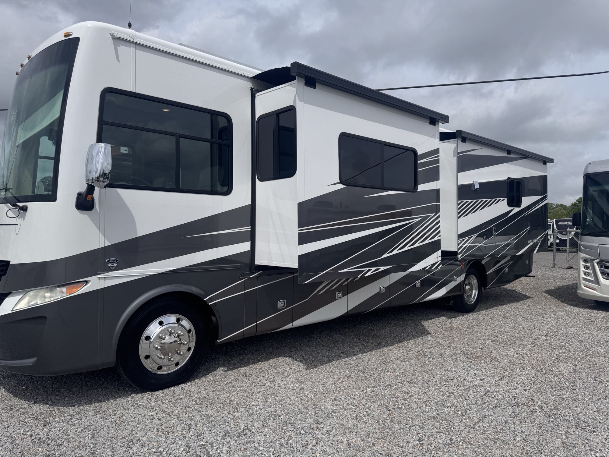 2023 TIFFIN ALLEGRO 34 PA - Image 3