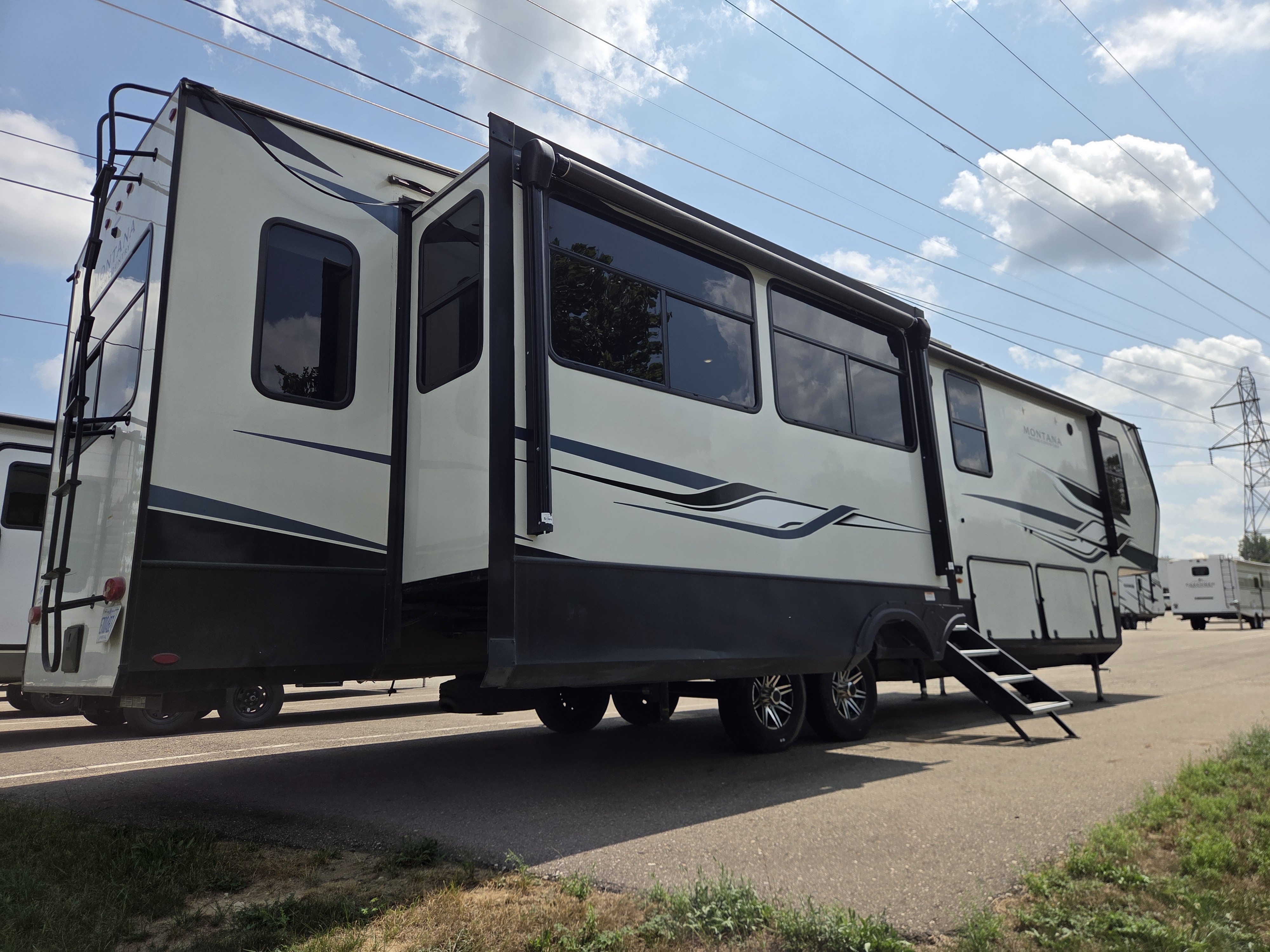 2022 Keystone Montana High Country 385BR - Image 3