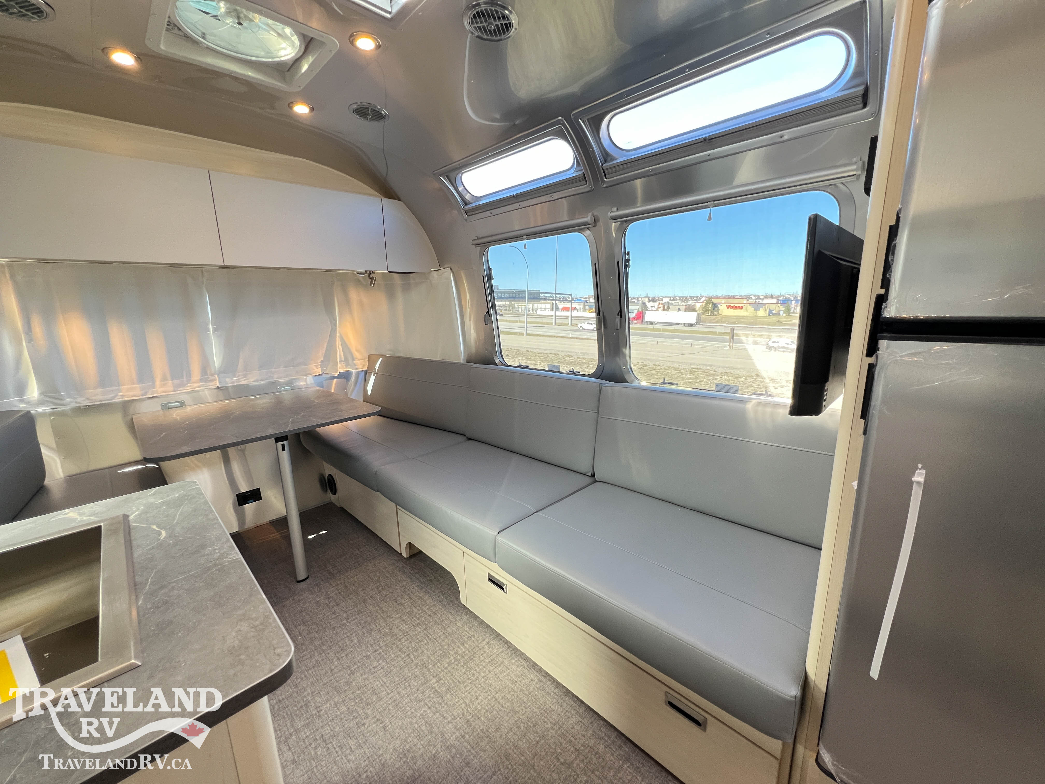 2026 Airstream Flying Cloud 27FB - Image 12