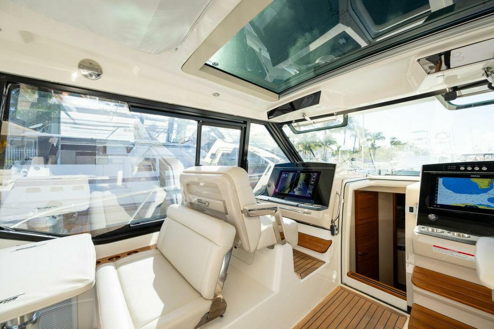 2023 Boston Whaler 405 Conquest - Image 24