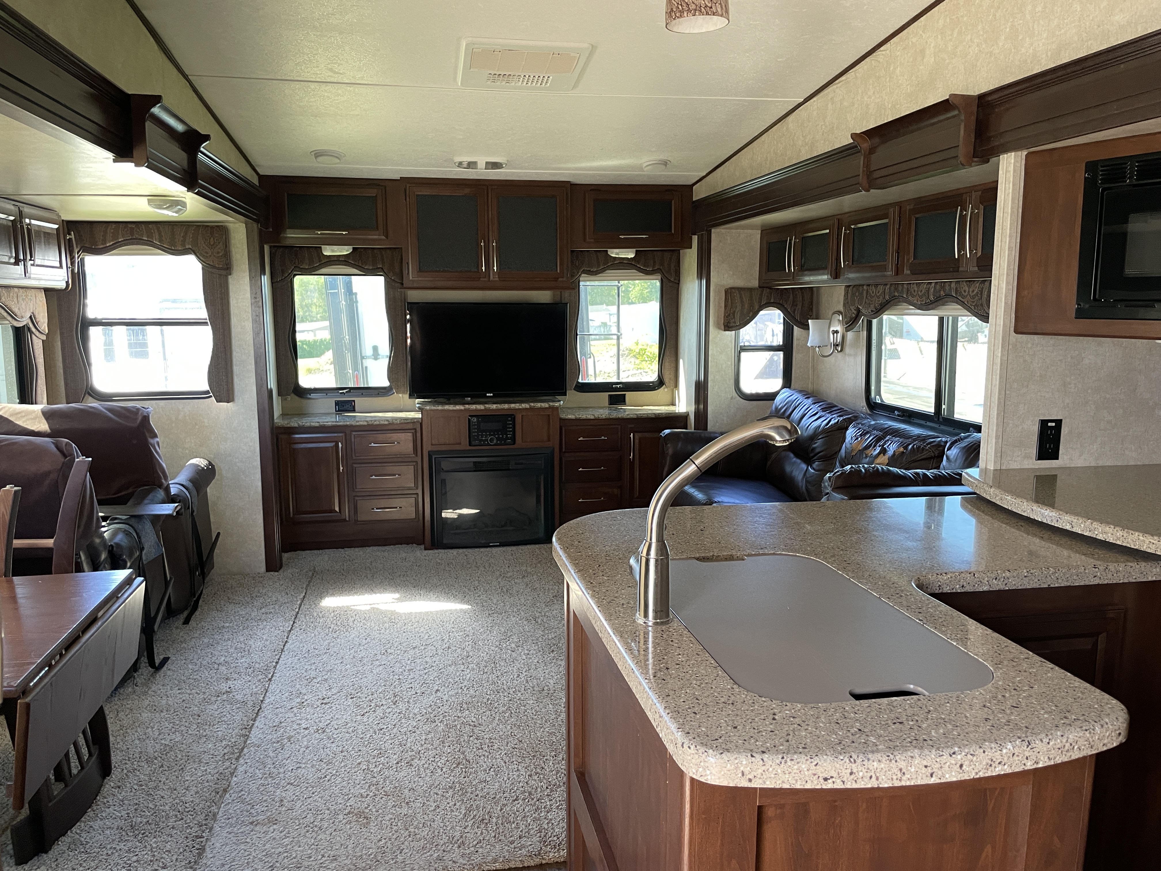 2014 Keystone Cougar 327RES - Image 5