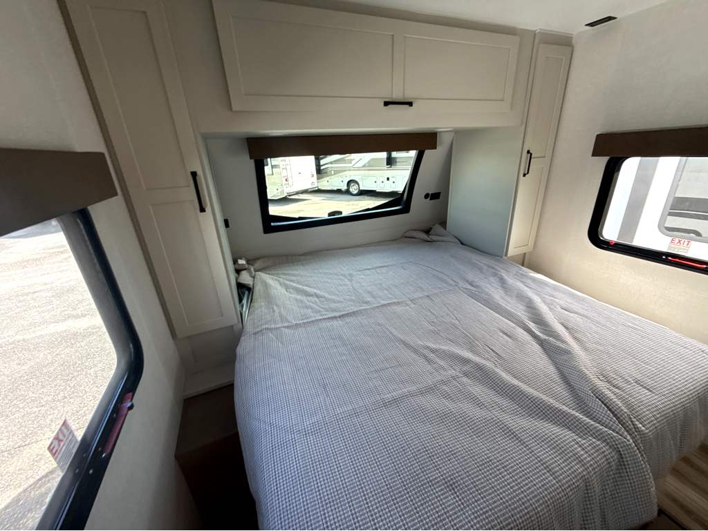 2027 VENTURE RV SPORTTREK 333VIK - Image 32
