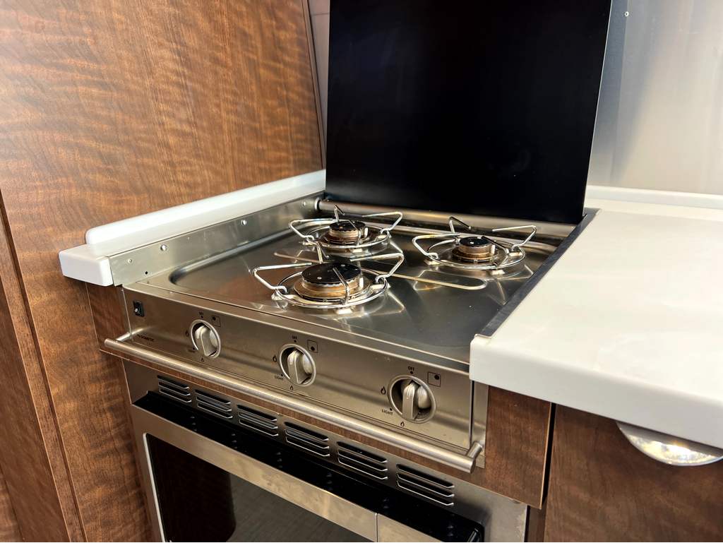 2022 AIRSTREAM GLOBETROTTER 25FBT - Image 10