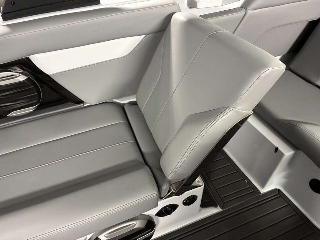 2026 MasterCraft XT24 - Image 34