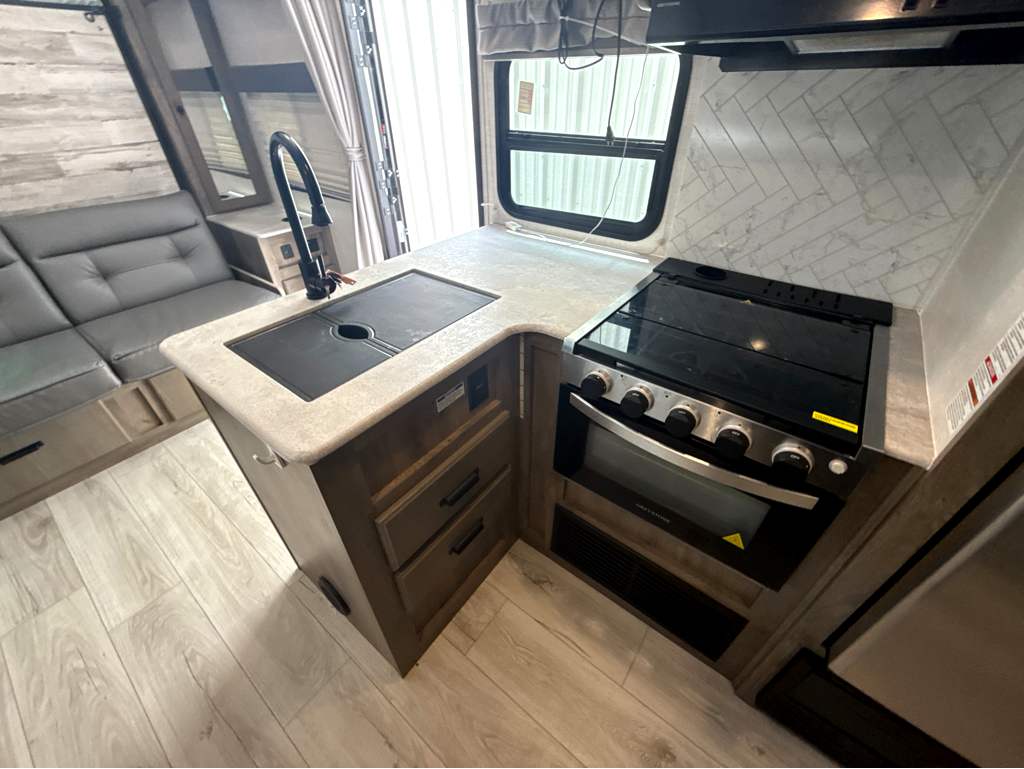 2022 FOREST RIVER SURVEYOR 240BHLE - Image 13