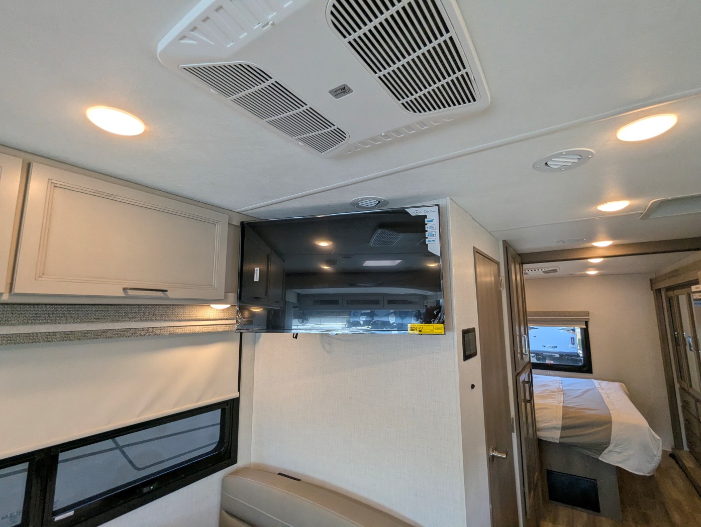2027 Thor Motor Coach Windsport 29L - Image 25