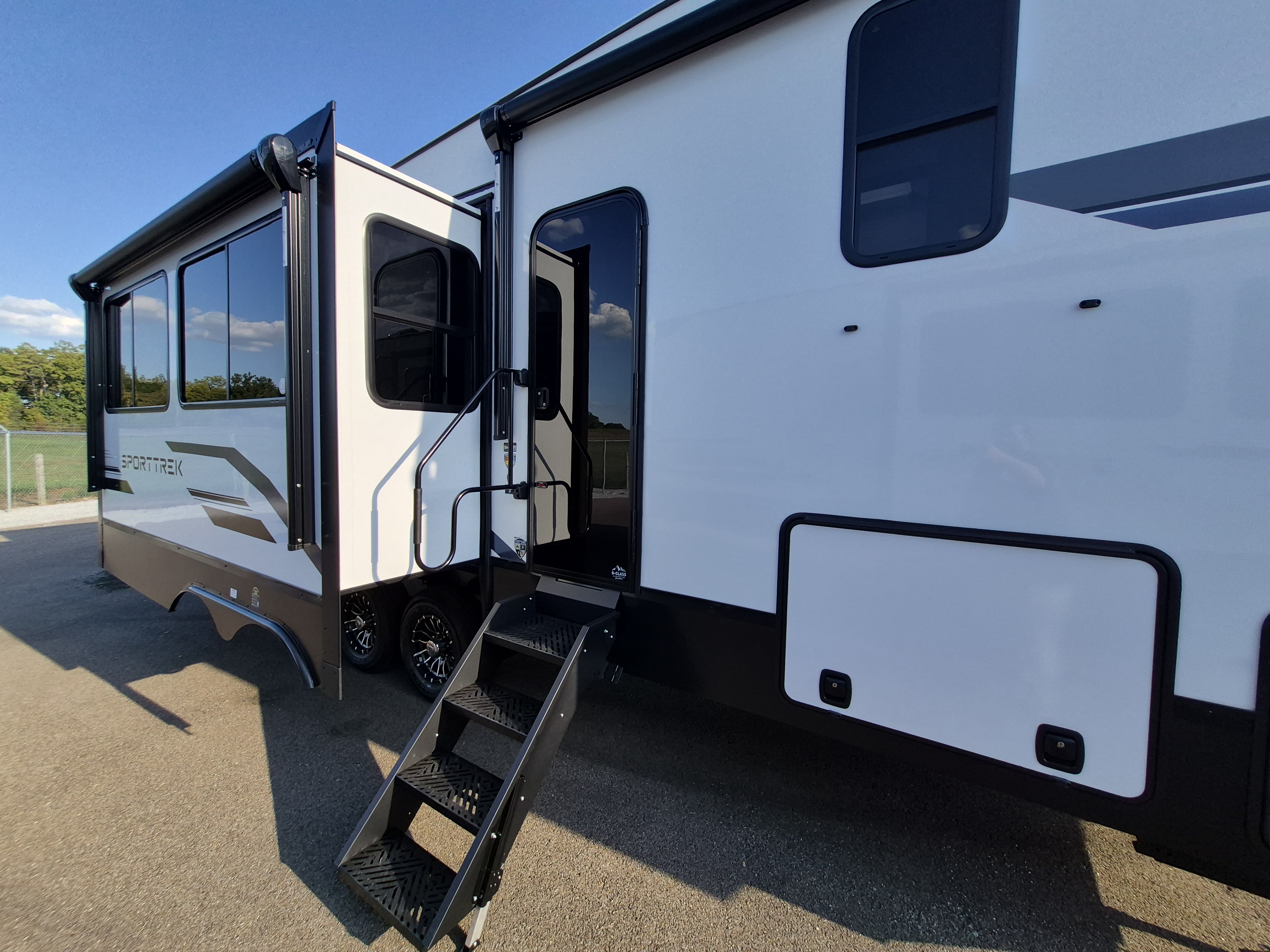 2027 VENTURE RV SPORTTREK 303VIK - Image 9