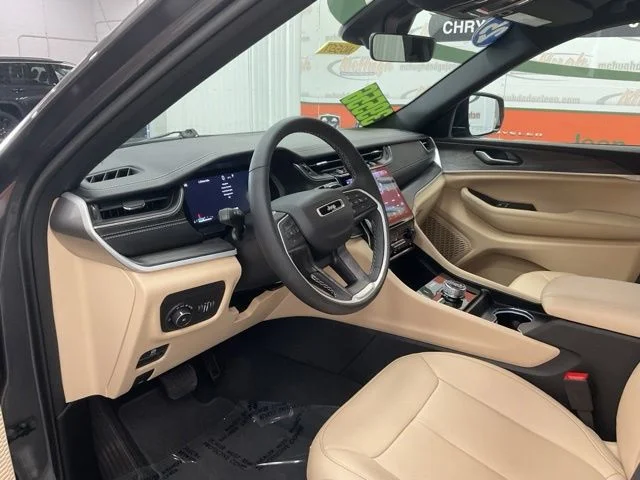 2025 Jeep Grand-Cherokee-L Laredo Altitude 4x4 - Image 12