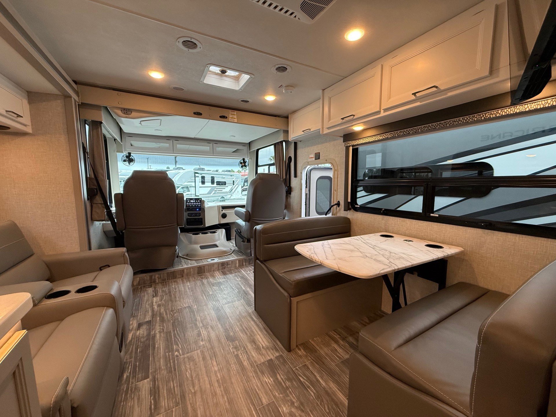 2025 THOR MOTOR COACH HURRICANE 29M - Image 10