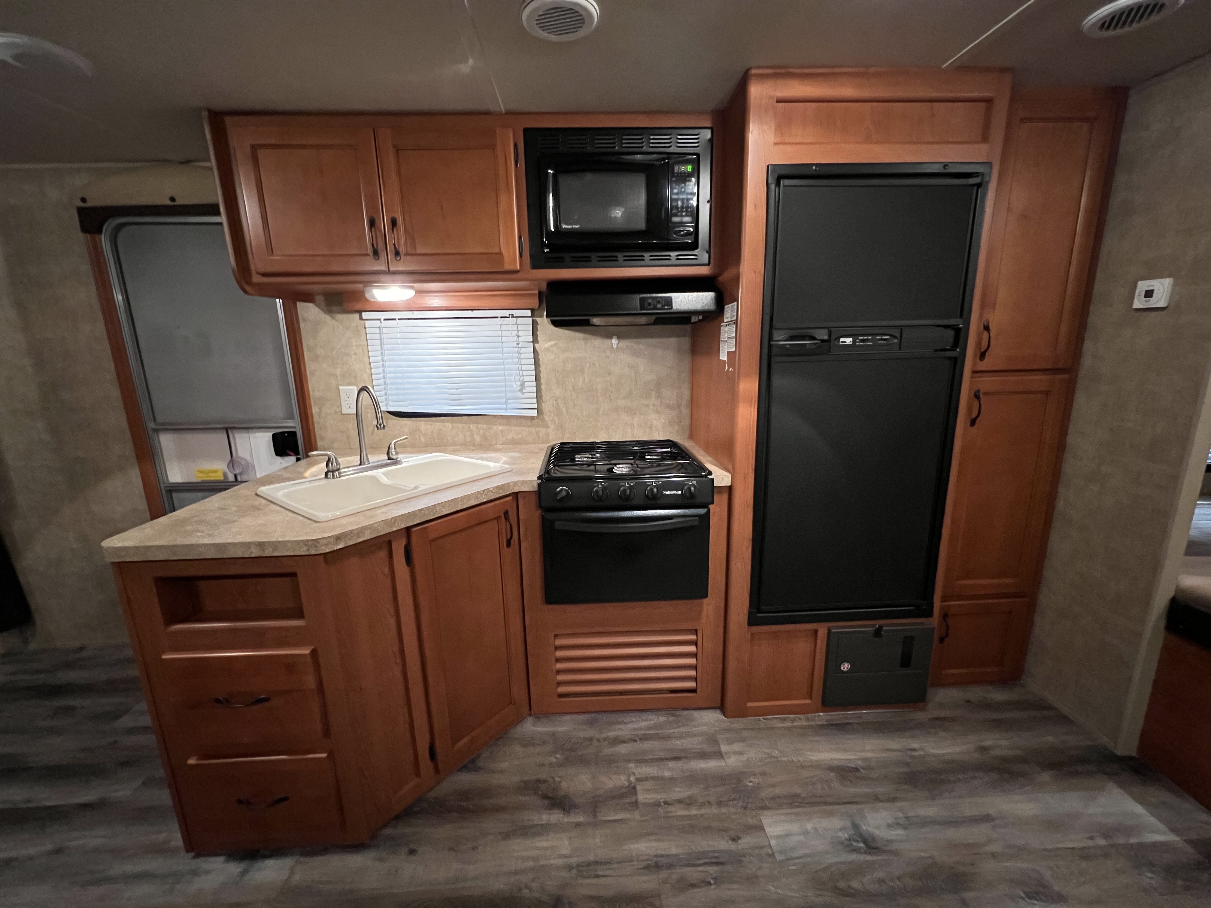 2013 CHEROKEE GREY WOLF 28BHG - Image 14