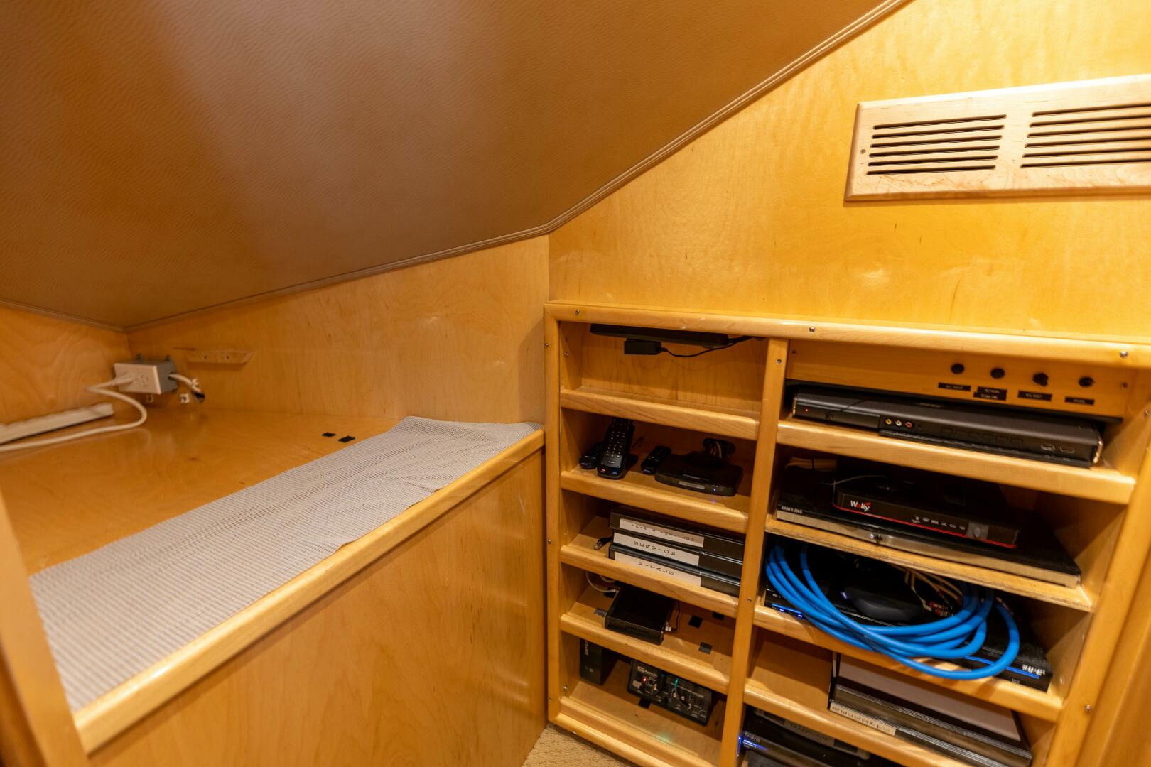 2013 Viking 76 Convertible - Image 22