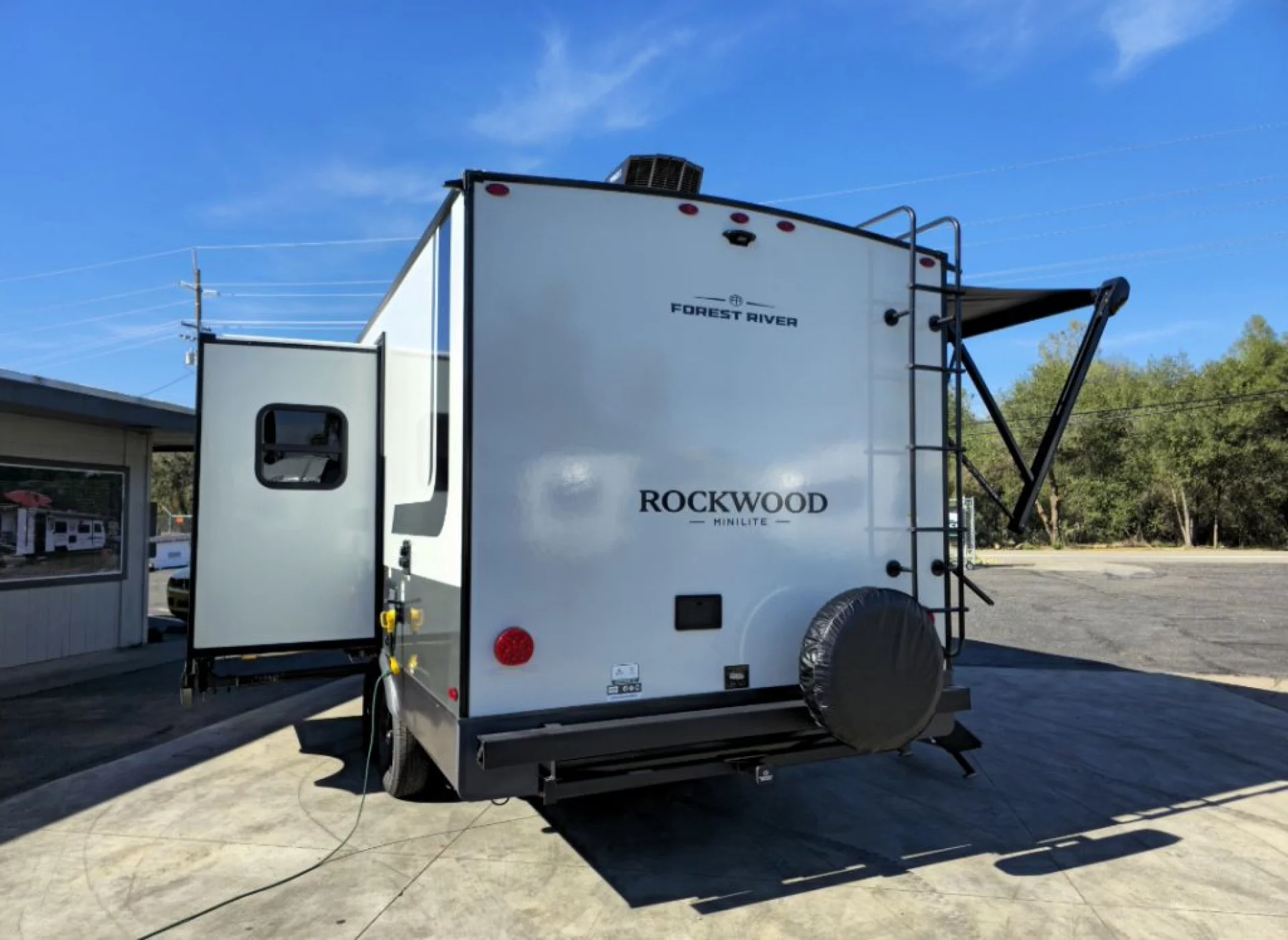 2026 FOREST RIVER ROCKWOOD MINI LITE 2205S - Image 4