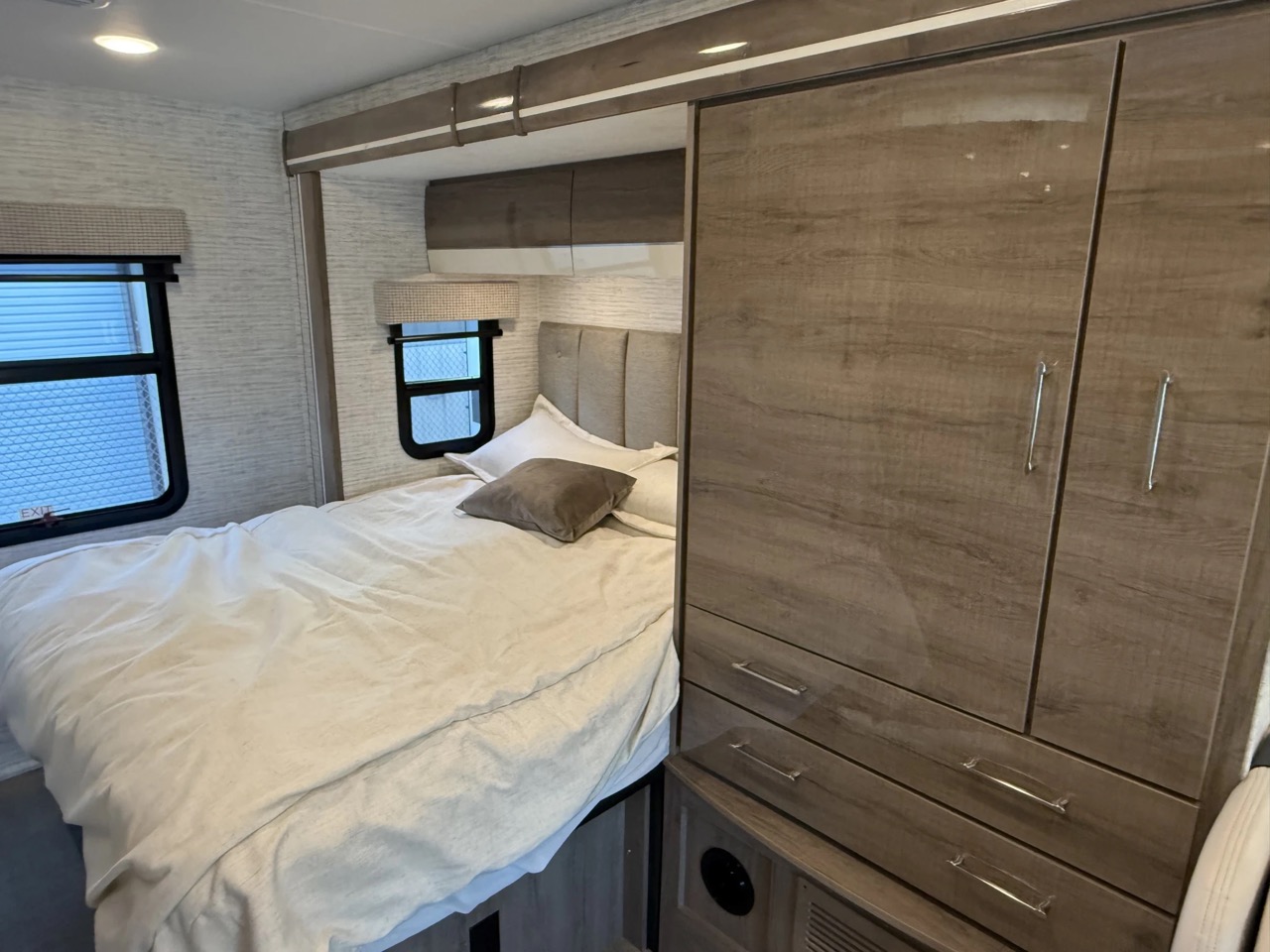 2025 ENTEGRA COACH QWEST 24L - Image 12