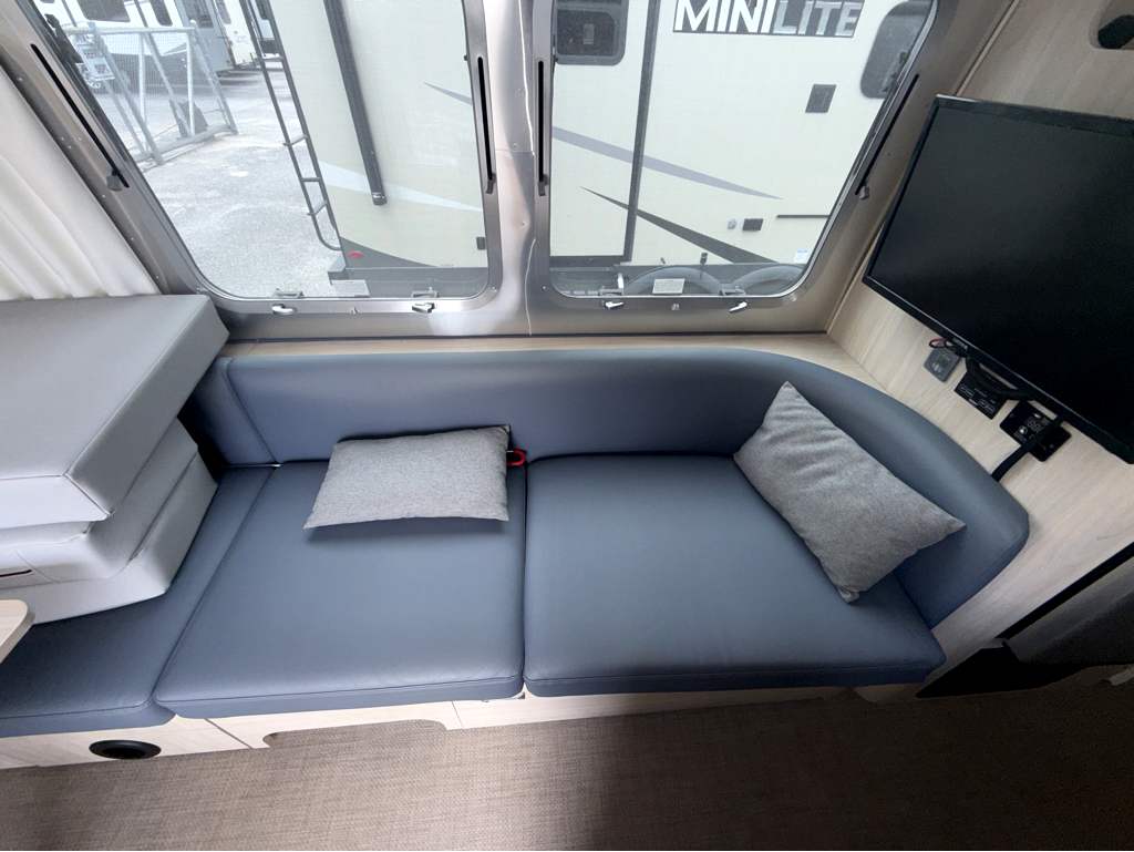 2024 AIRSTREAM GLOBETROTTER 27FB TWIN - Image 15
