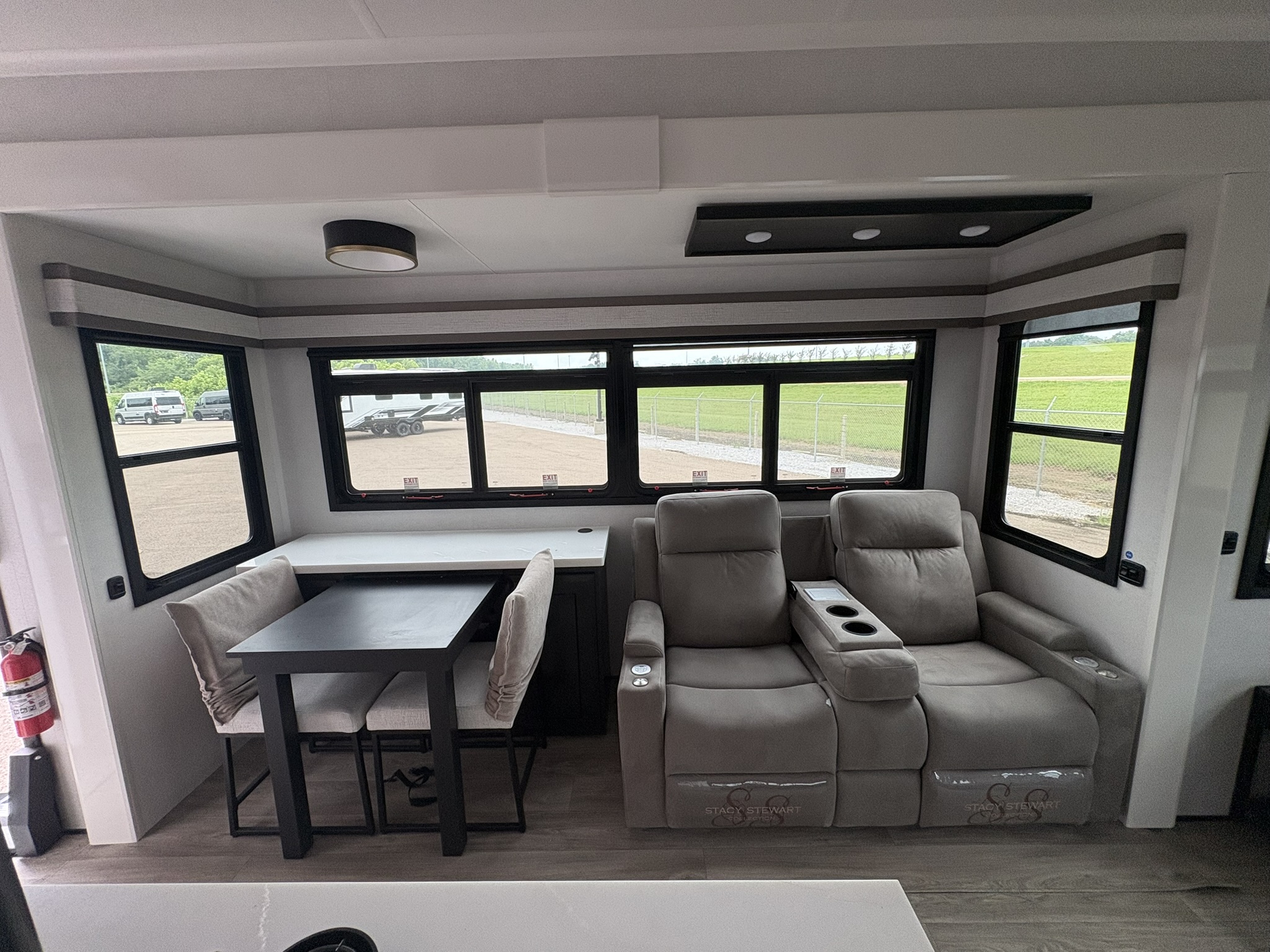 2027 JAYCO PINNACLE 32RLTS - Image 24