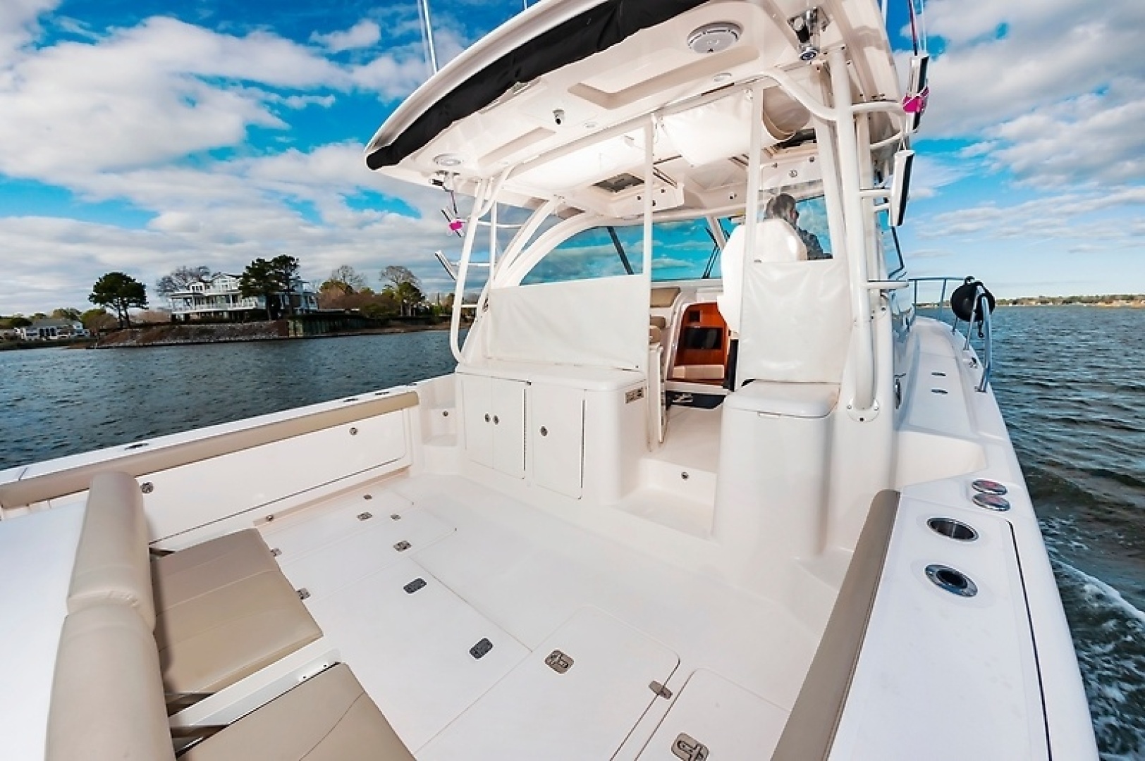 2015 PURSUIT 385 OS Base - Image 9
