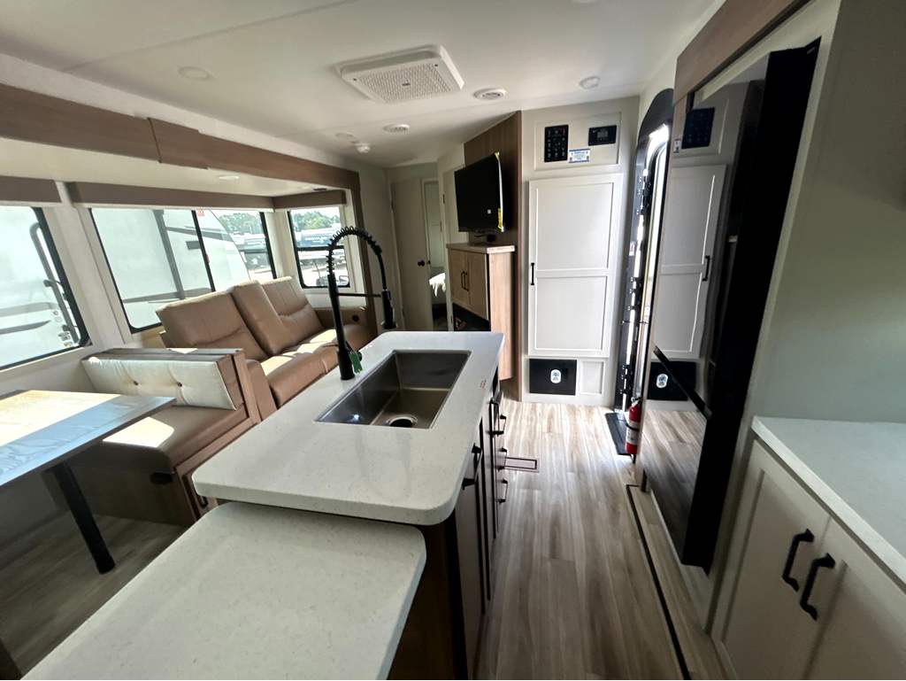 2027 VENTURE RV SPORTTREK 333VIK - Image 29