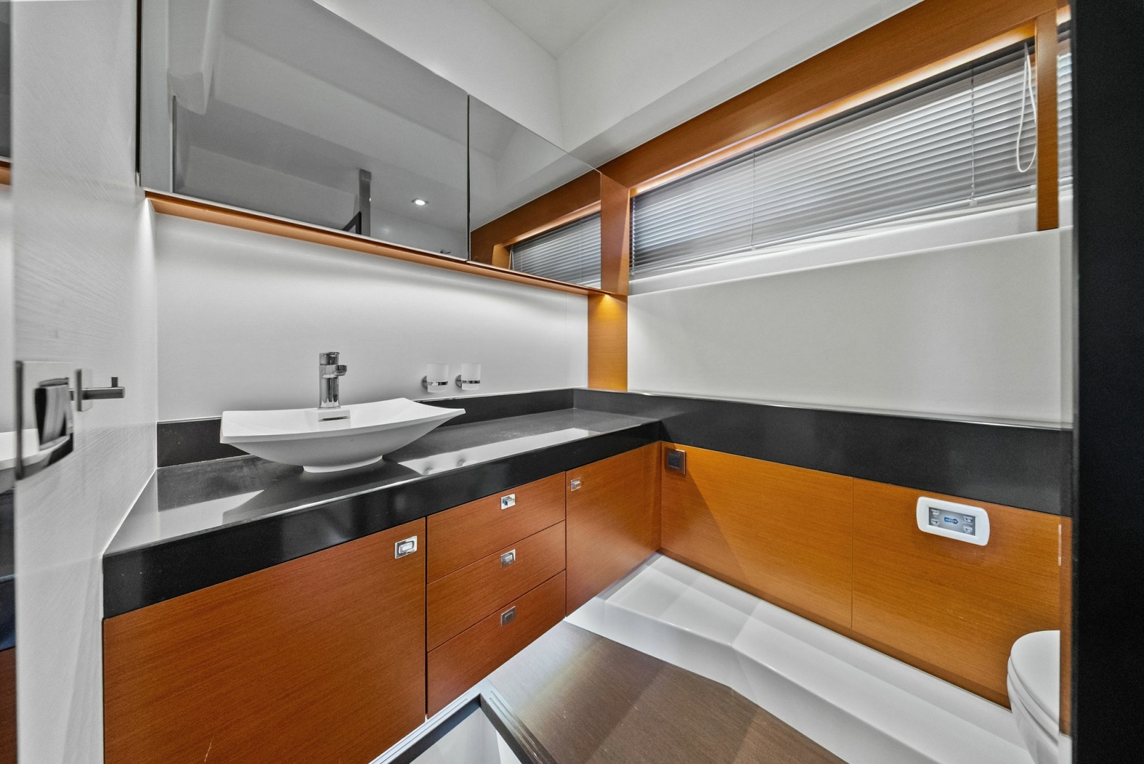 2015 Prestige 550 Base - Image 43