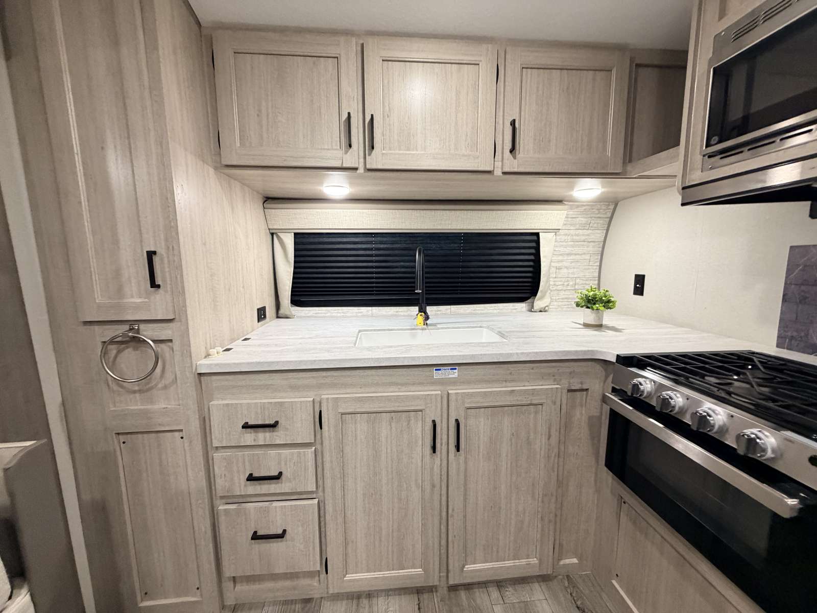 2024 Coachmen Catalina Legacy Edition 263FKDS - Image 11